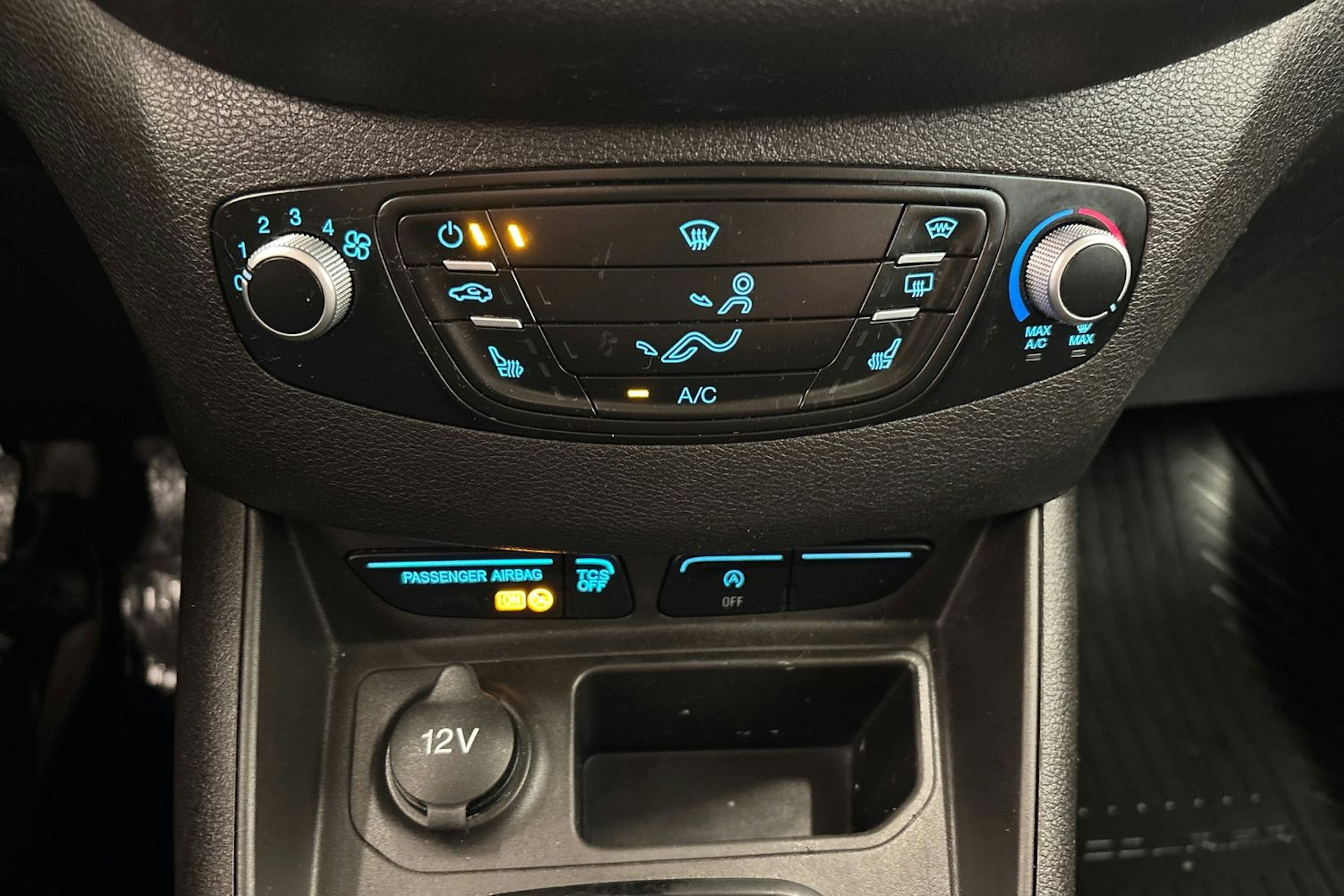 punainen Ford Transit Courier 2018 kuva 20.