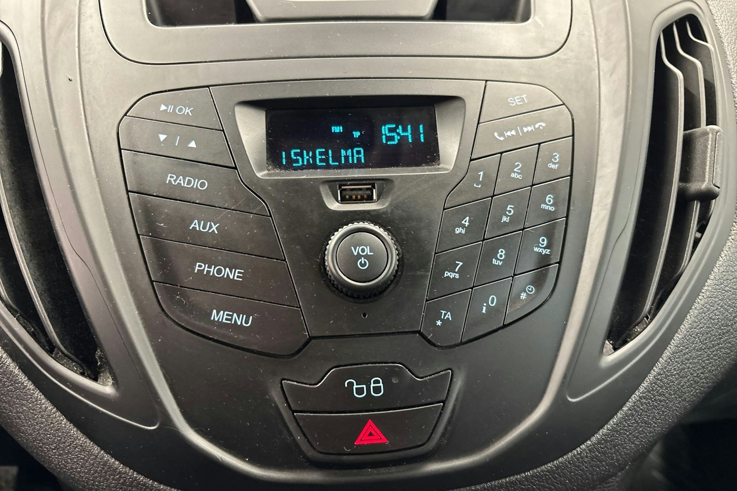 punainen Ford Transit Courier 2018 kuva 21.