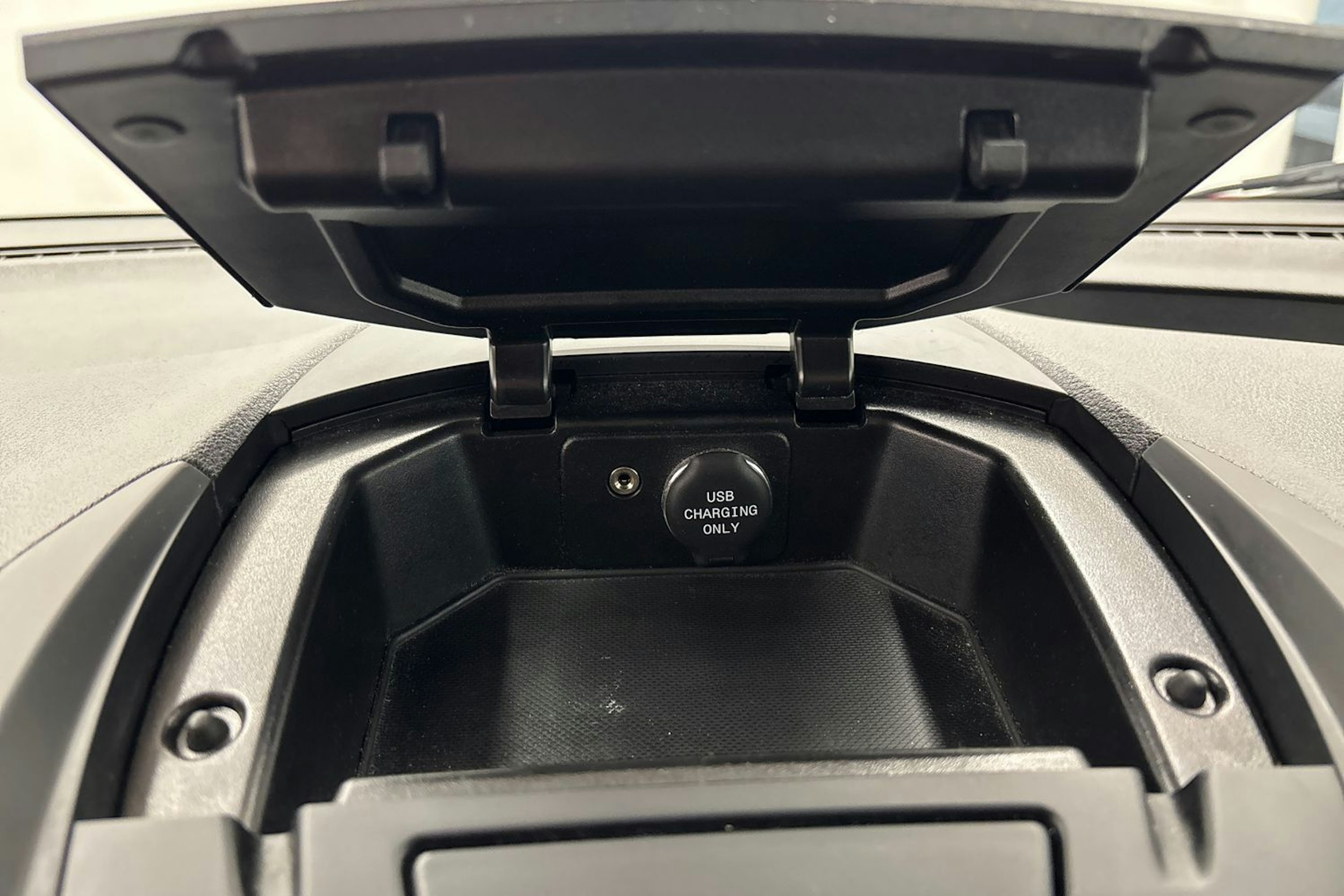 punainen Ford Transit Courier 2018 kuva 22.