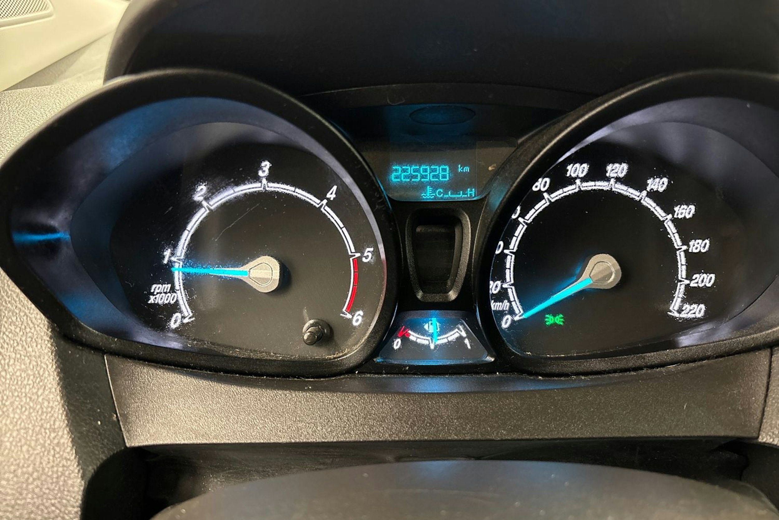 punainen Ford Transit Courier 2018 kuva 24.