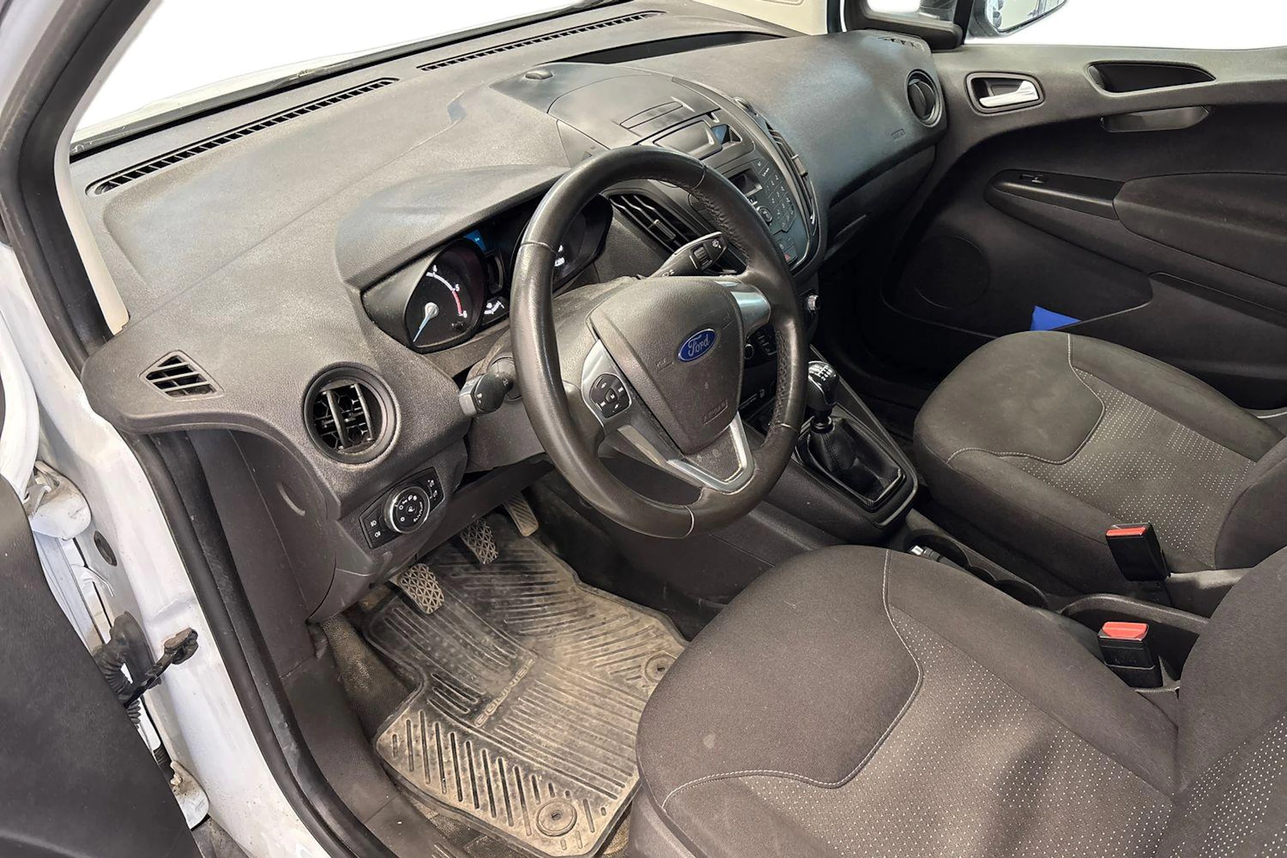 Valkoinen Ford Transit Courier 2019 kuva 3.