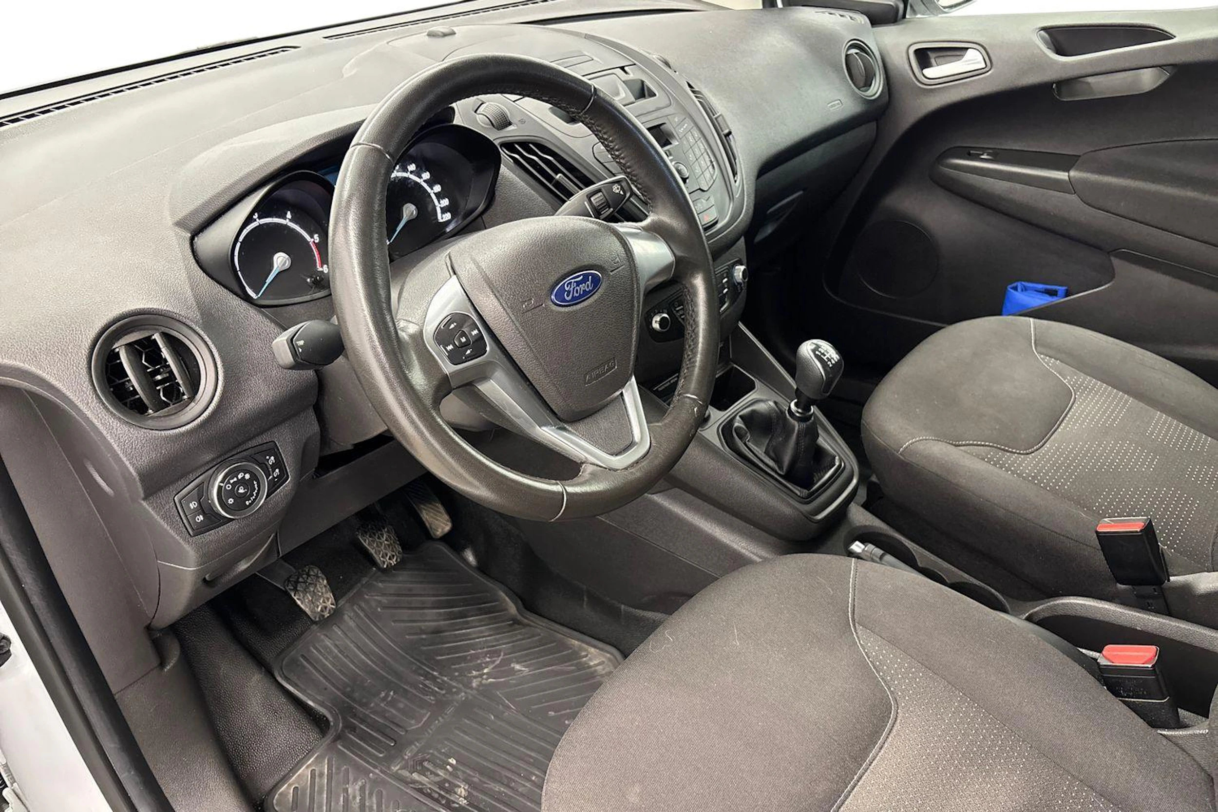 Valkoinen Ford Transit Courier 2019 kuva 8.
