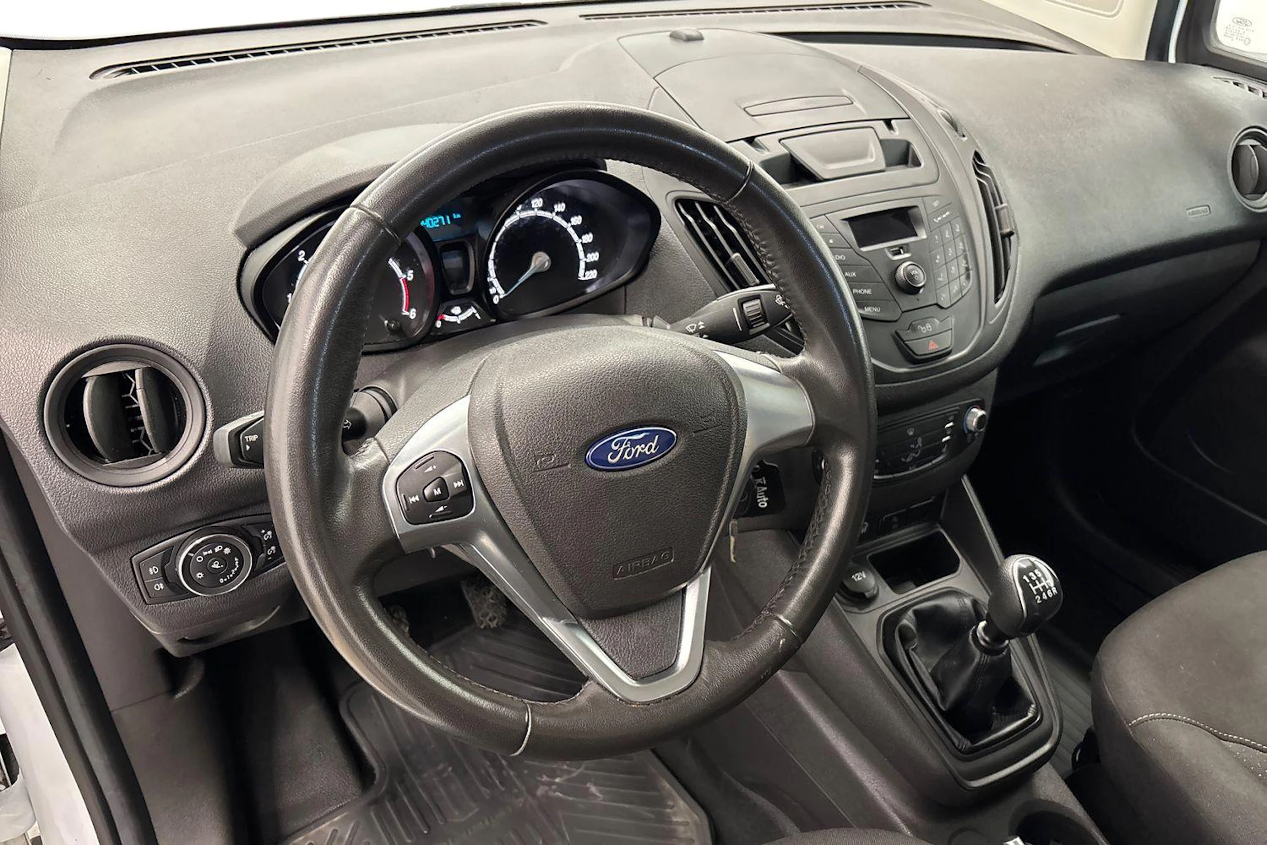 Valkoinen Ford Transit Courier 2019 kuva 9.