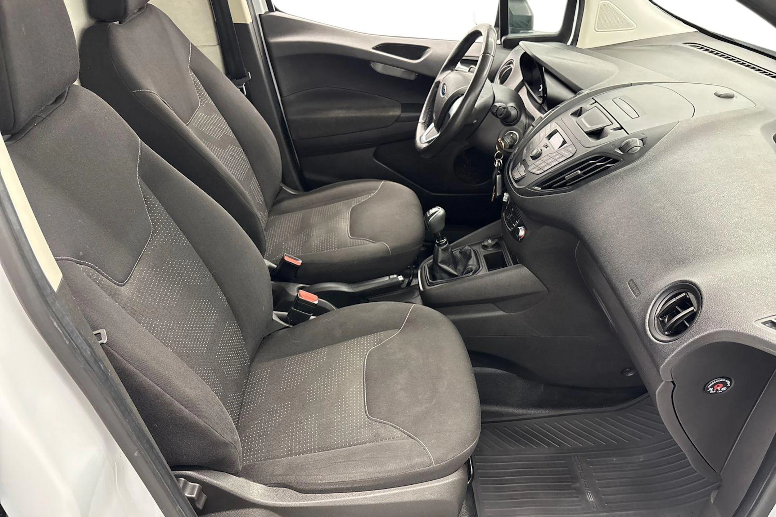 Valkoinen Ford Transit Courier 2019 kuva 11.