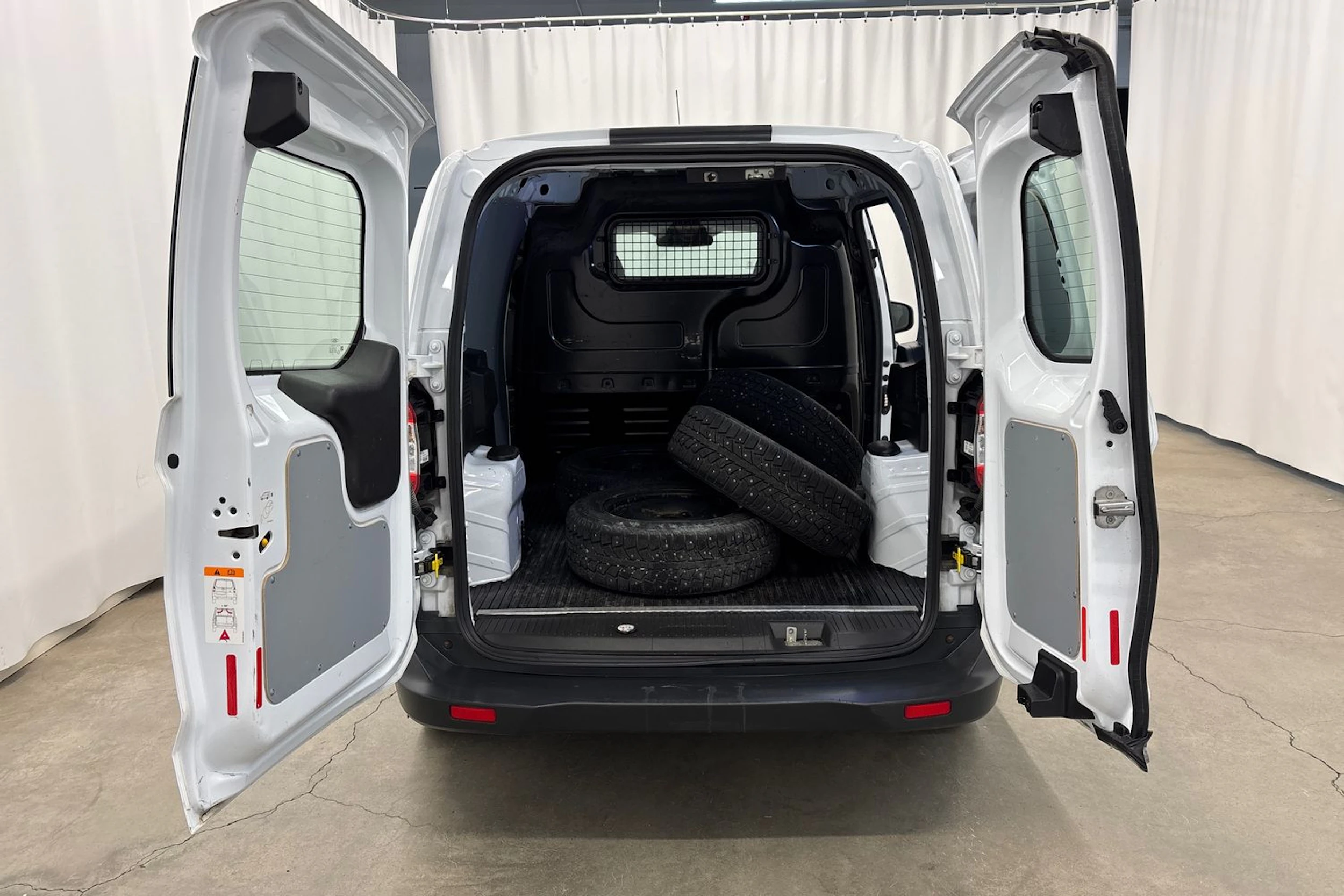 Valkoinen Ford Transit Courier 2019 kuva 13.