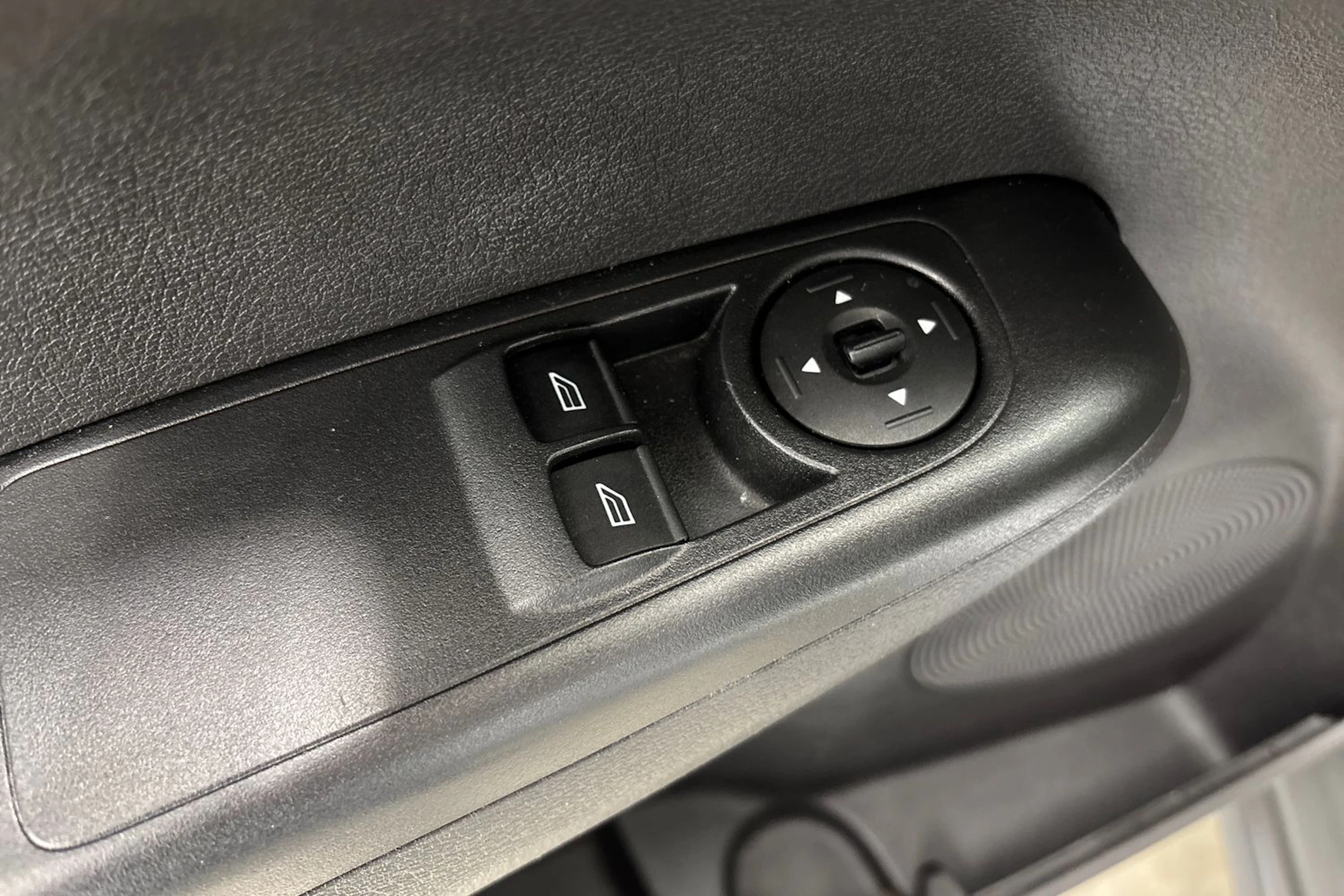 Valkoinen Ford Transit Courier 2019 kuva 15.