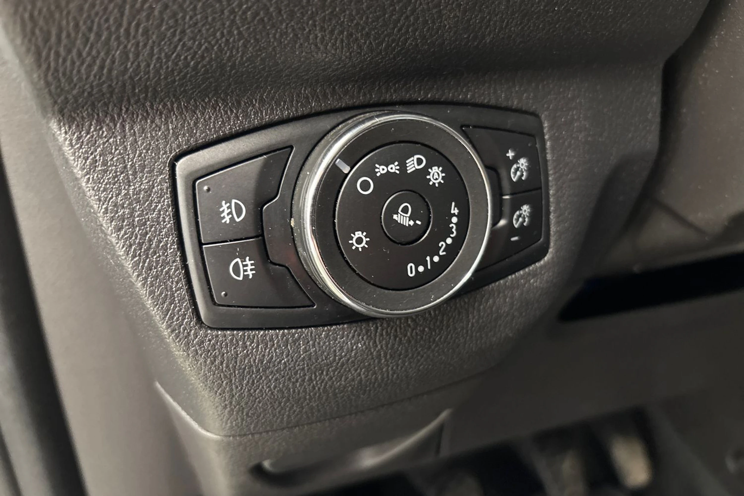 Valkoinen Ford Transit Courier 2019 kuva 16.