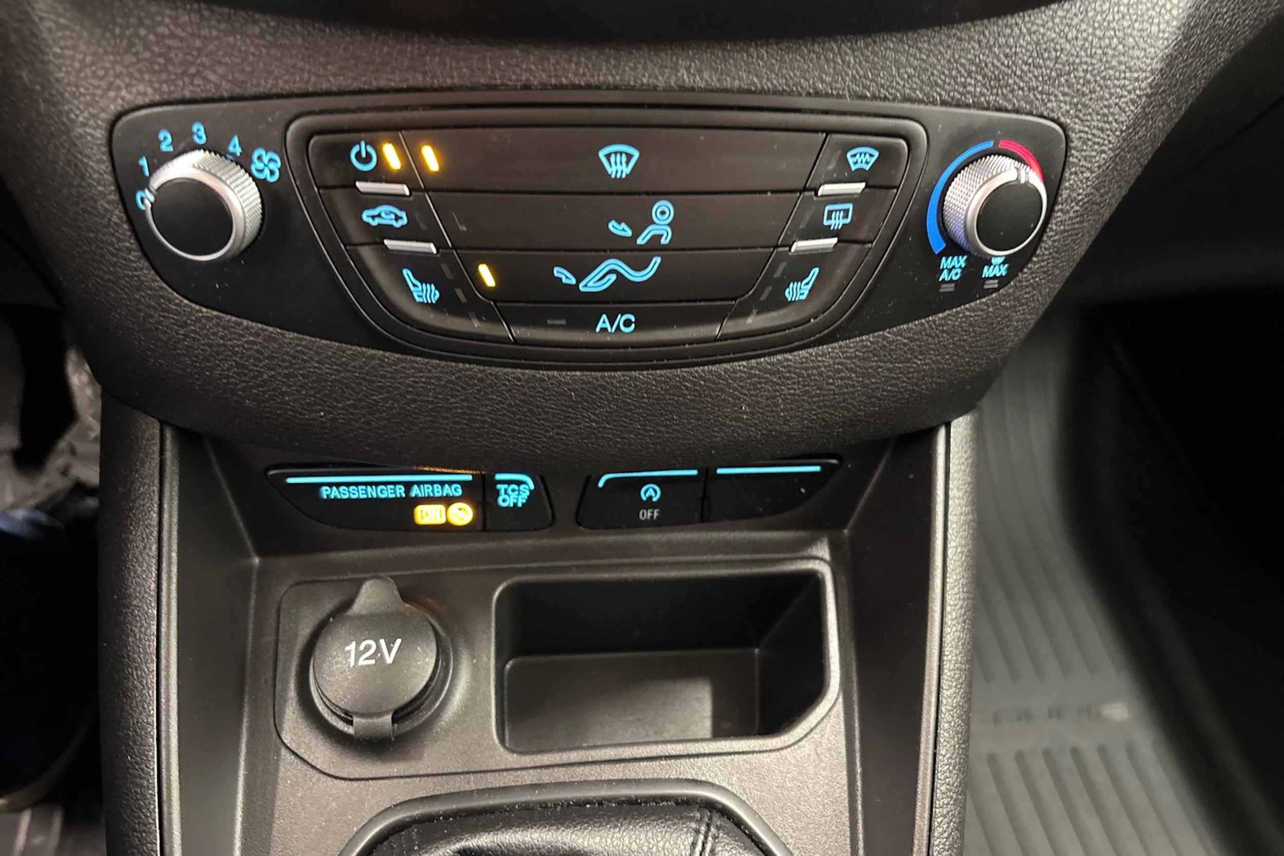 Valkoinen Ford Transit Courier 2019 kuva 20.