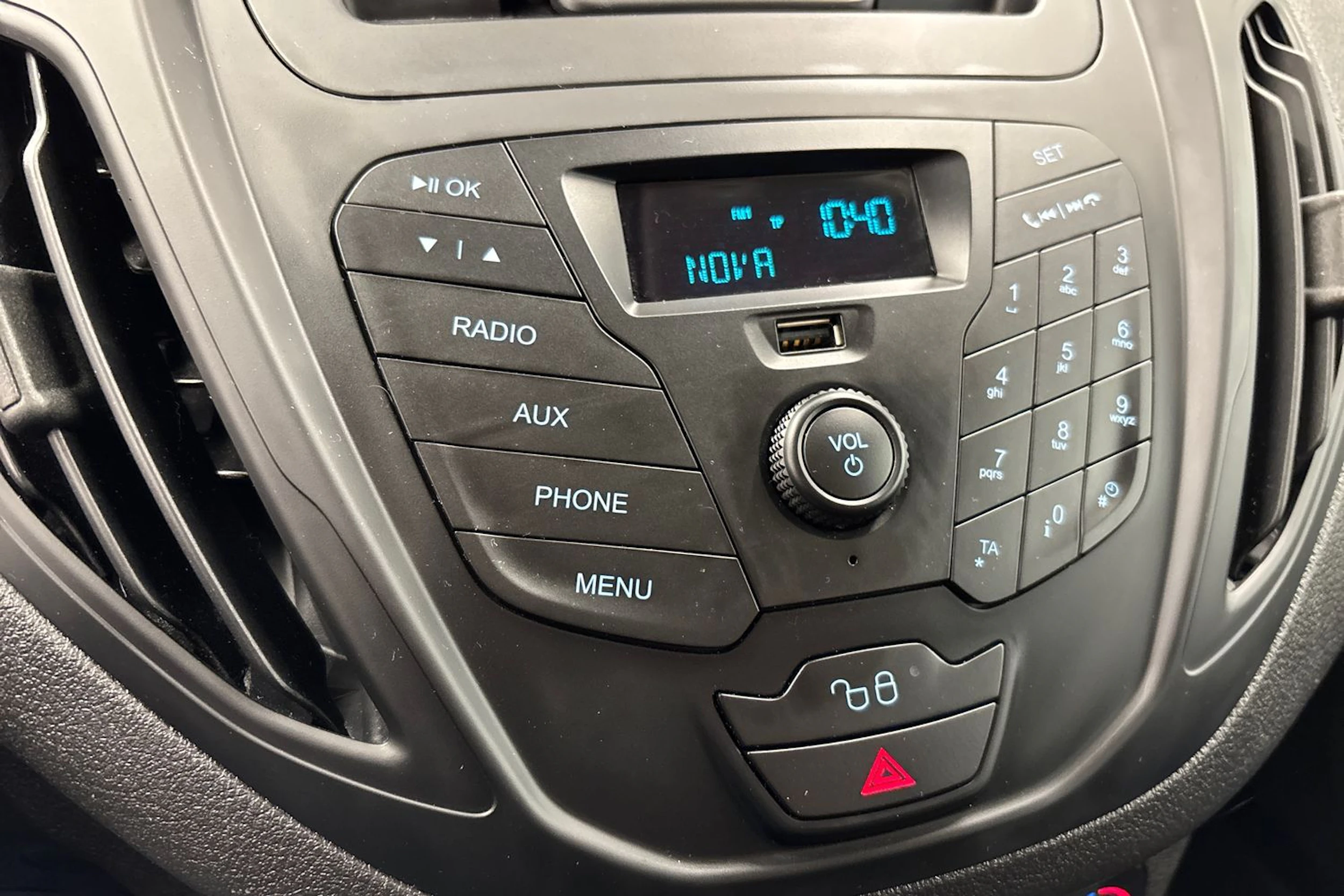 Valkoinen Ford Transit Courier 2019 kuva 21.