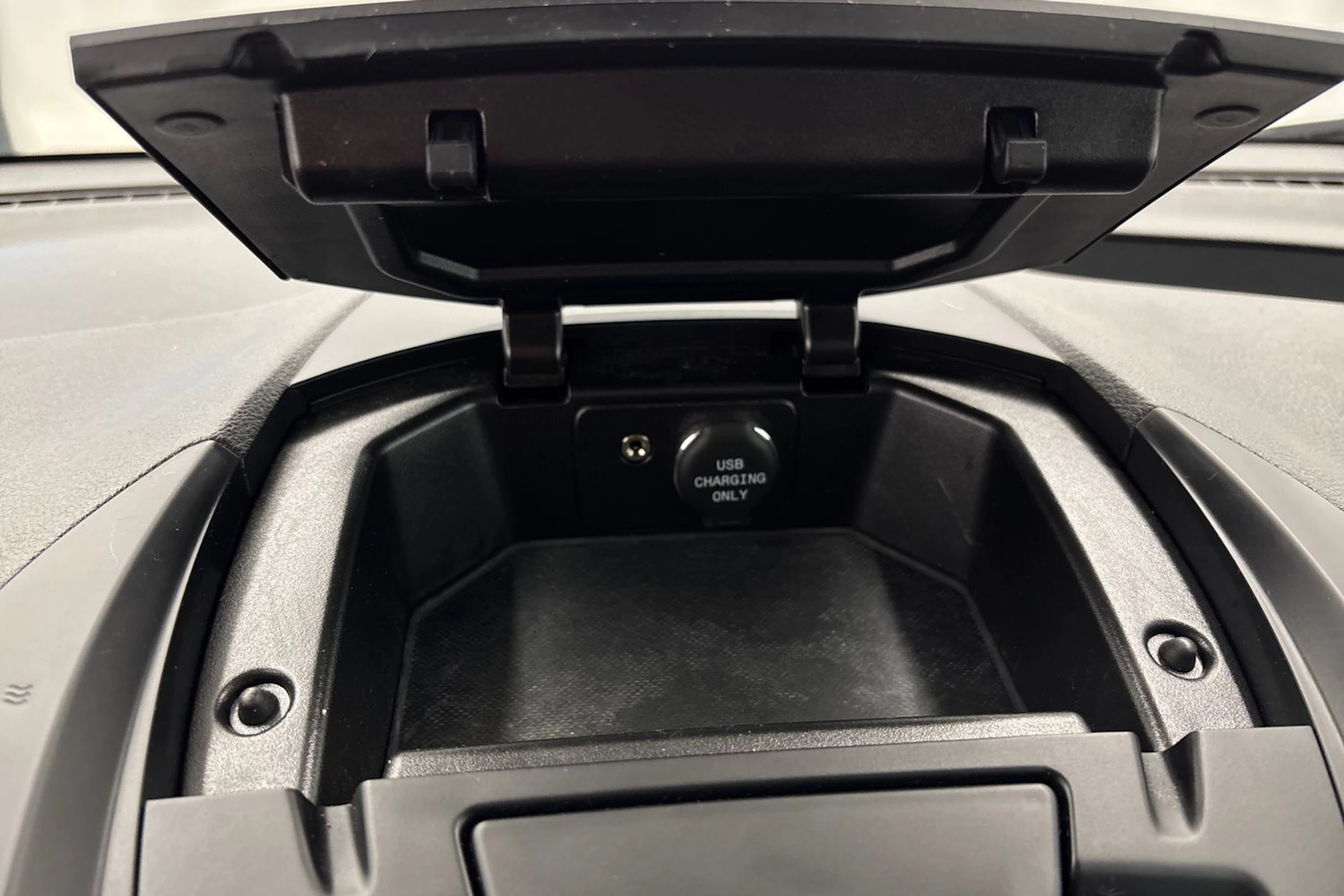 Valkoinen Ford Transit Courier 2019 kuva 22.