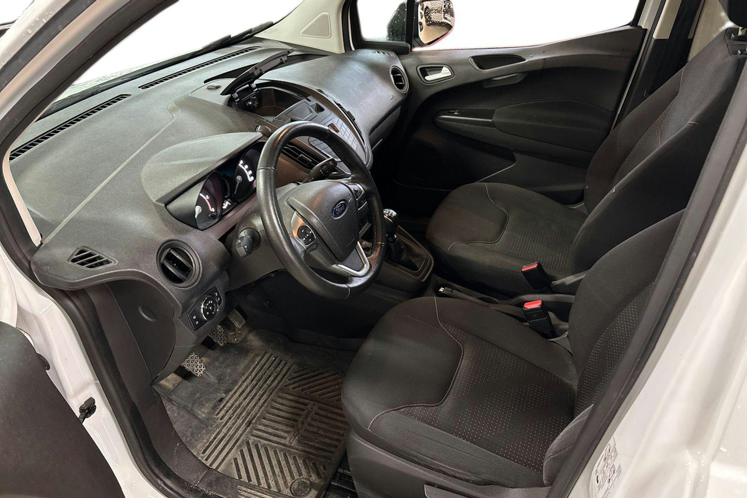 Valkoinen Ford Transit Courier 2020 kuva 4.