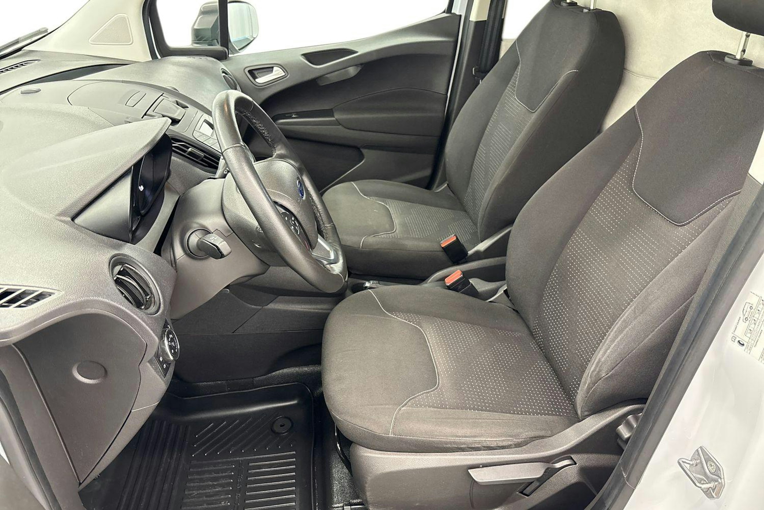 Valkoinen Ford Transit Courier 2020 kuva 7.