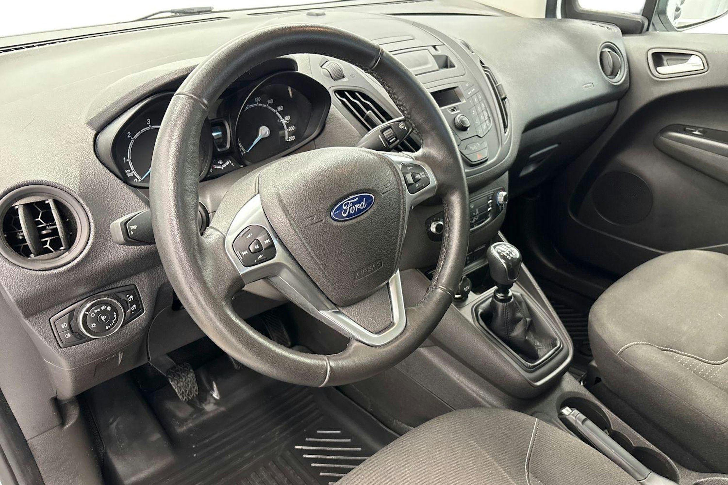 Valkoinen Ford Transit Courier 2020 kuva 8.