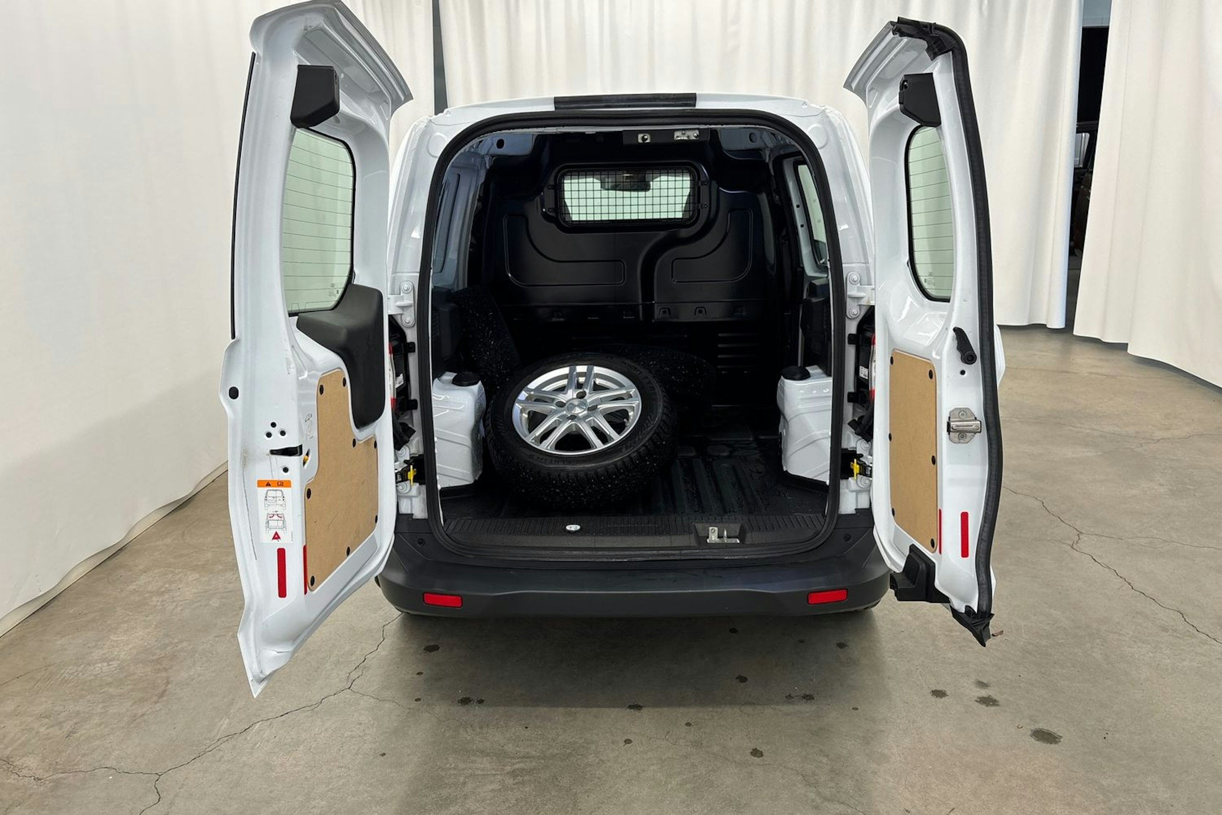 Valkoinen Ford Transit Courier 2020 kuva 11.
