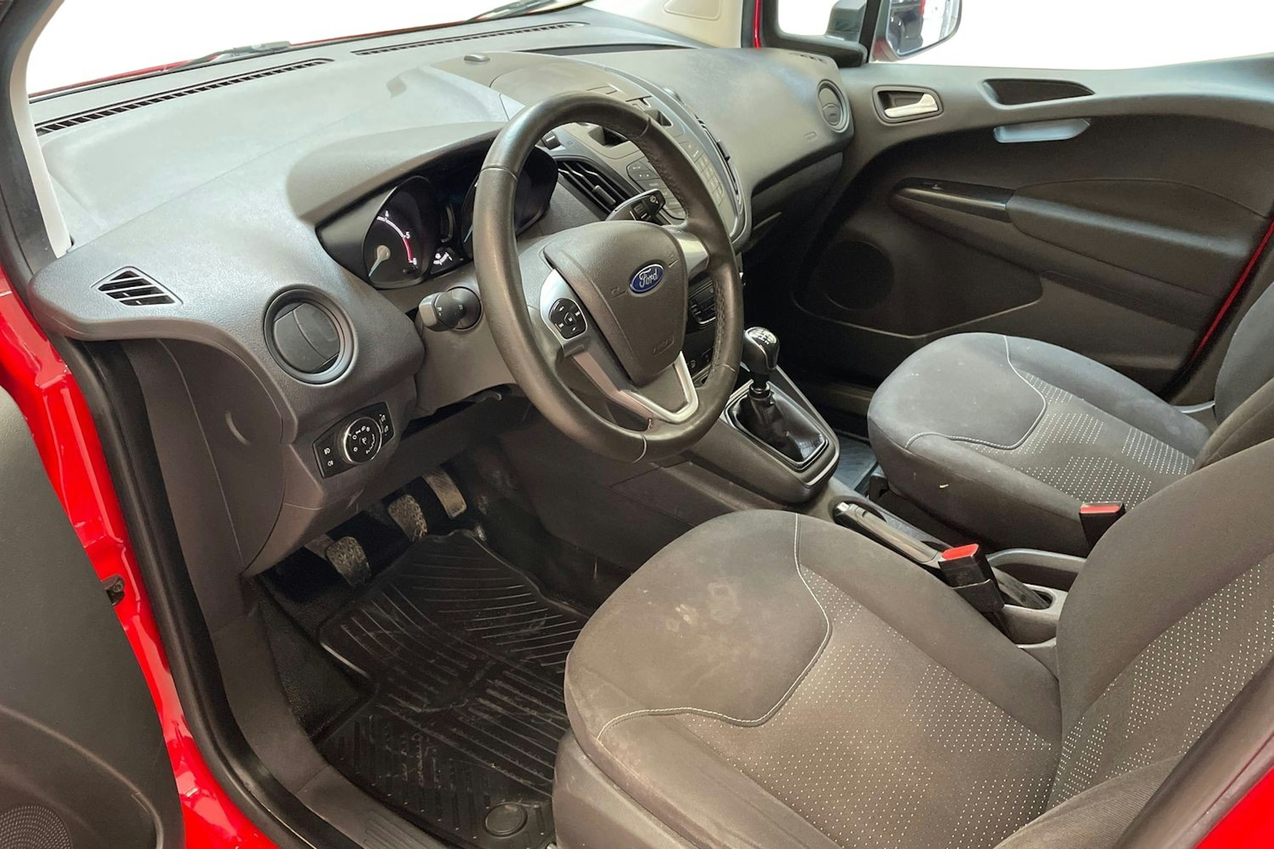 punainen Ford Transit Courier 2020 kuva 7.