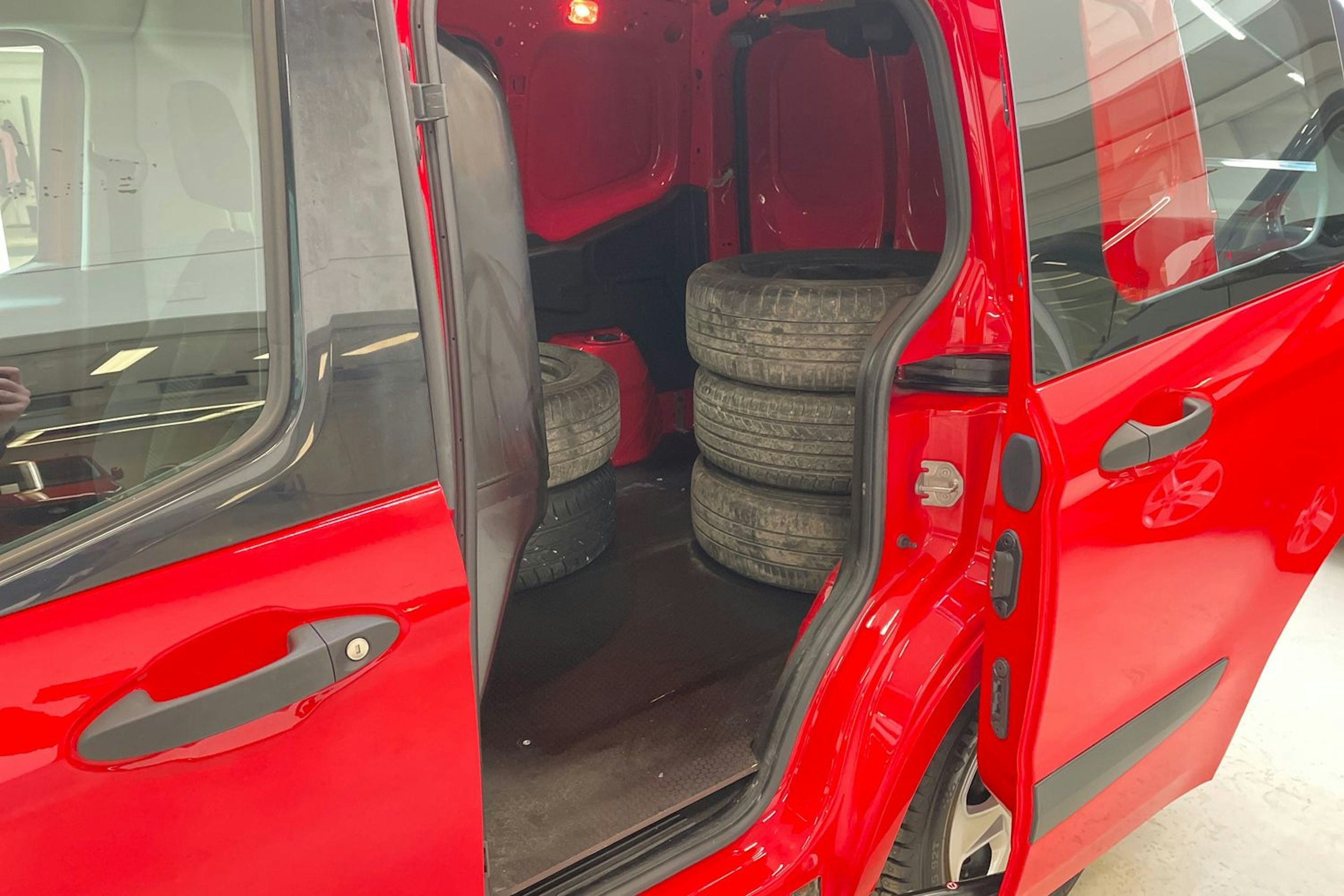 punainen Ford Transit Courier 2020 kuva 15.