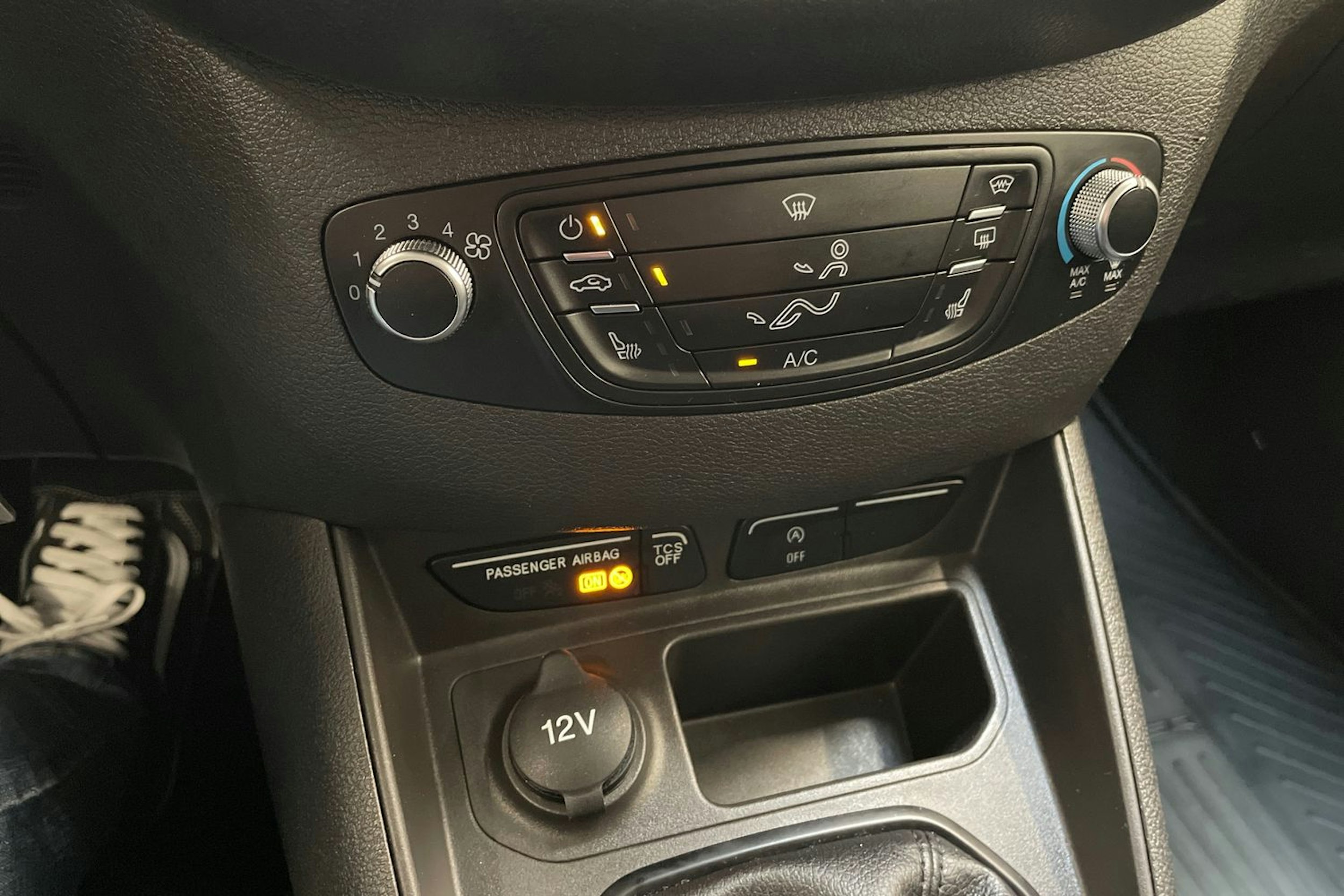 punainen Ford Transit Courier 2020 kuva 18.