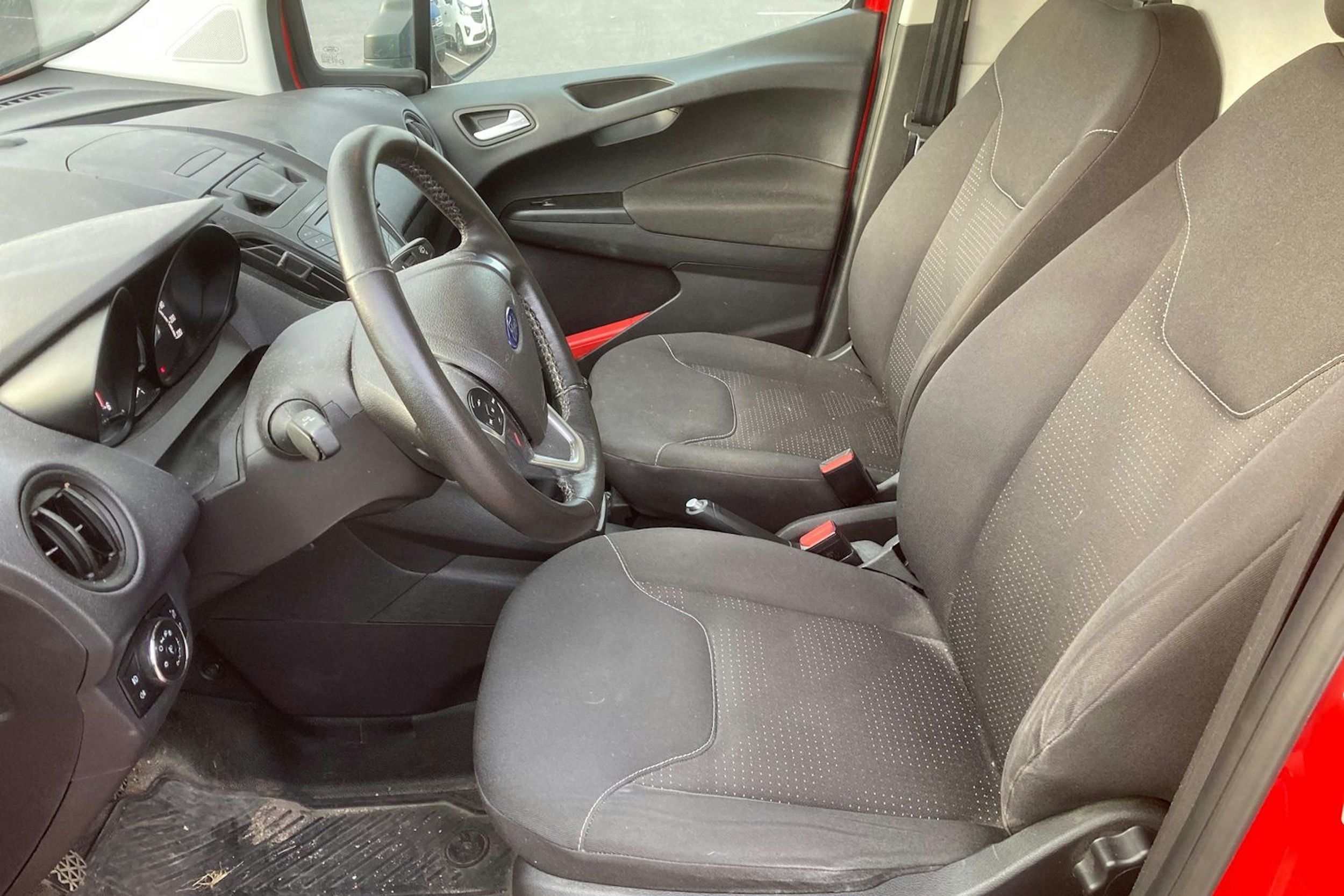 punainen Ford Transit Courier 2020 kuva 3.
