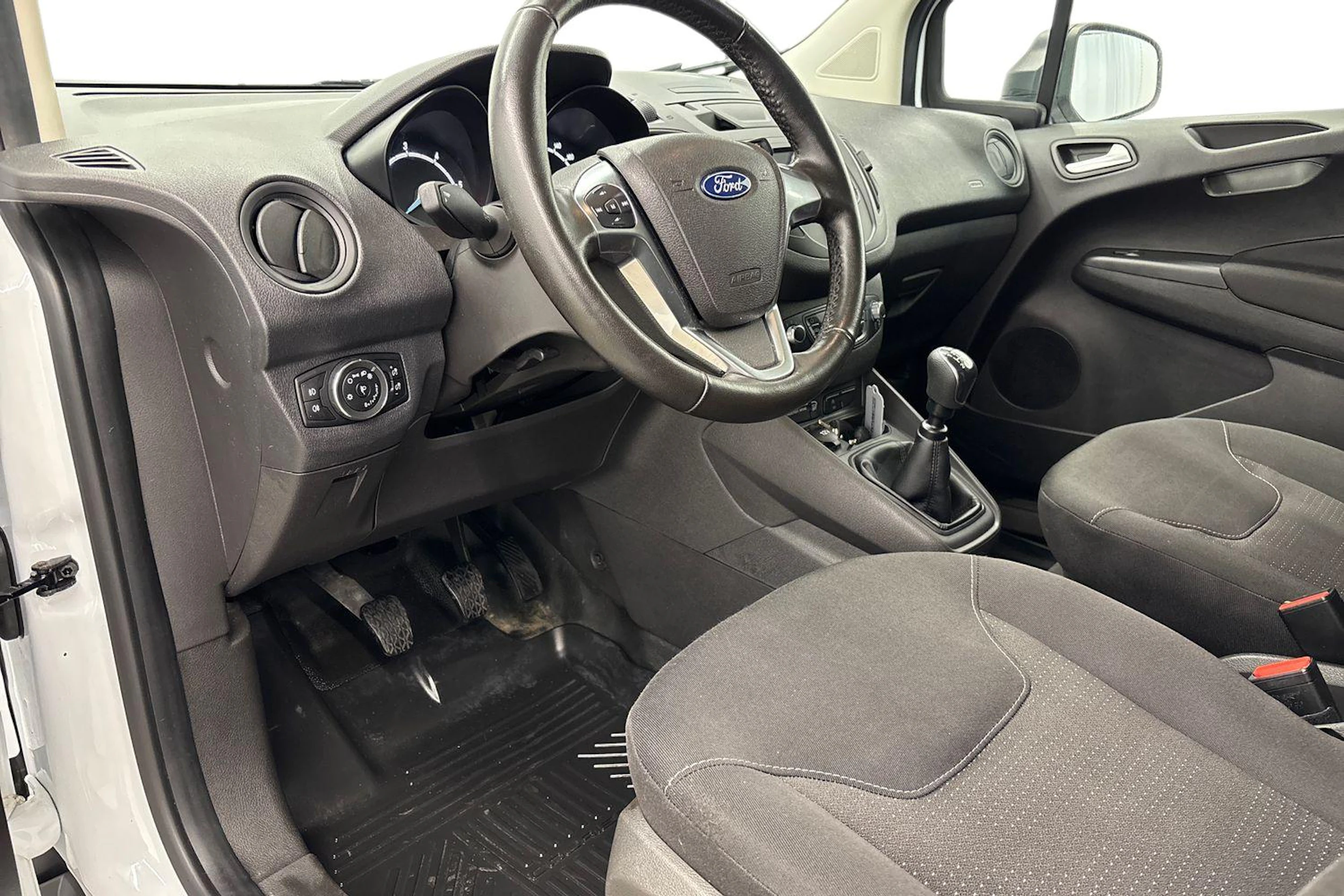 valkoinen Ford Transit Courier 2021 kuva 8.