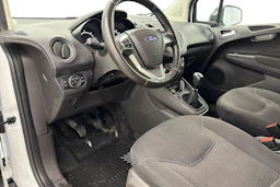 valkoinen Ford Transit Courier 2021 kuva 8.
