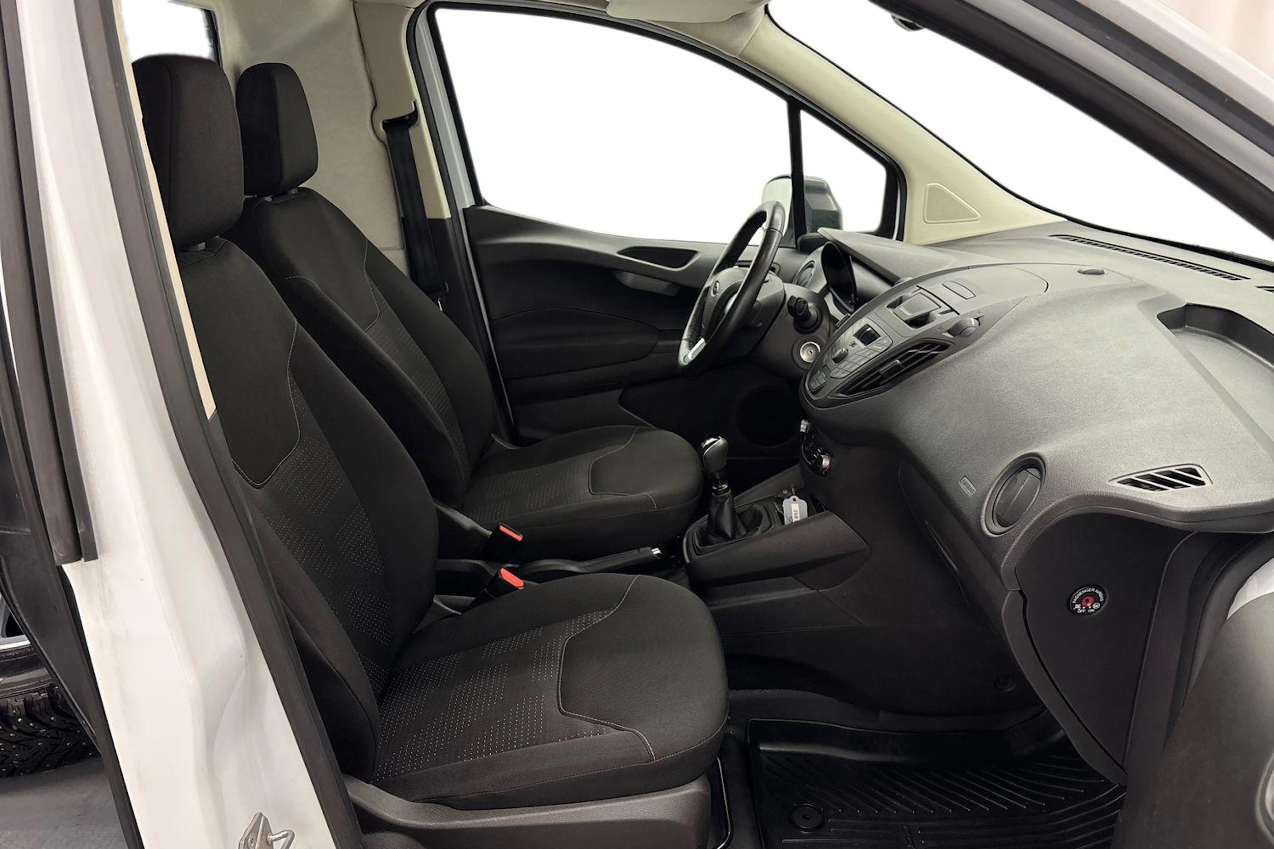 valkoinen Ford Transit Courier 2021 kuva 11.