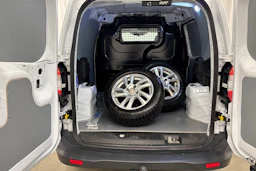 valkoinen Ford Transit Courier 2021 kuva 13.