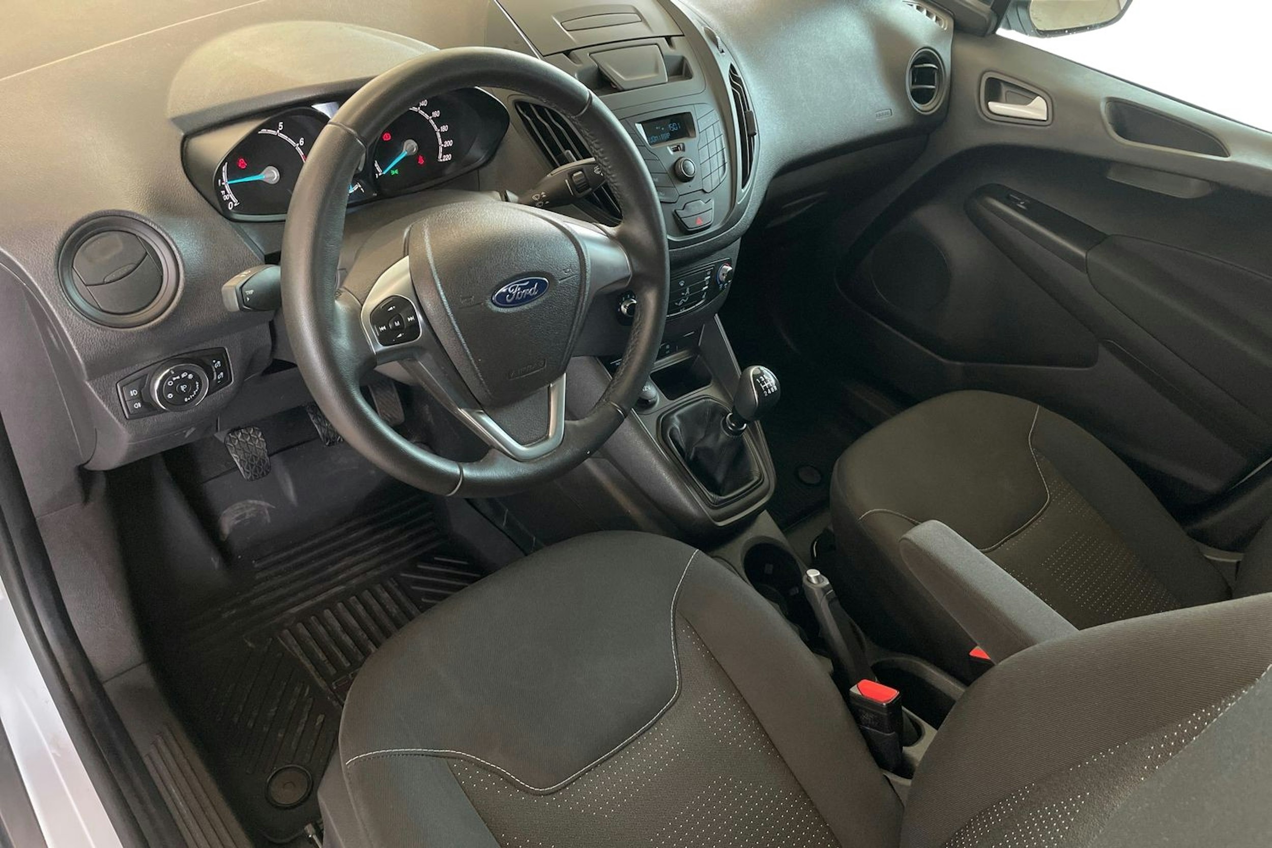 valkoinen Ford Transit Courier 2022 kuva 7.