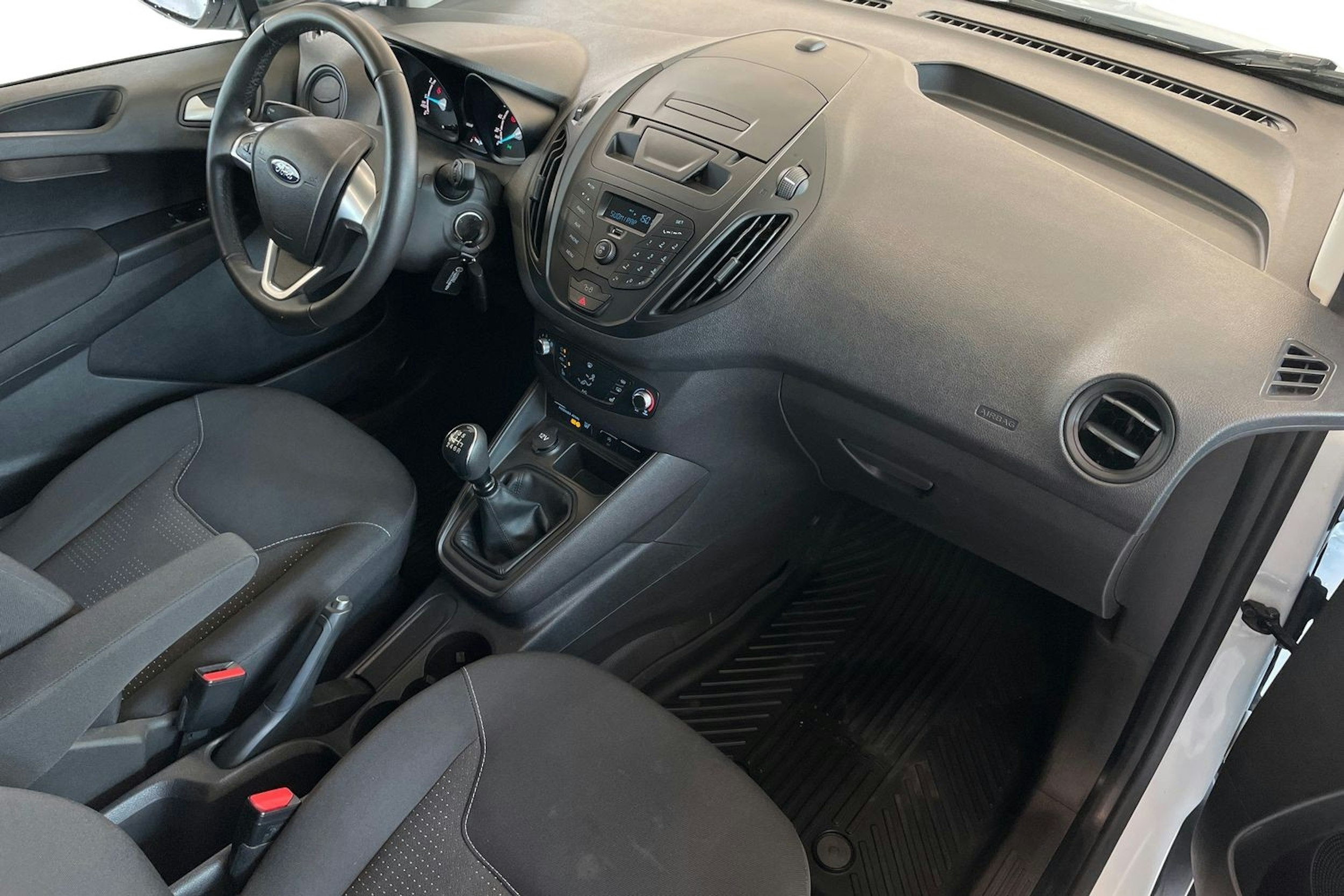 valkoinen Ford Transit Courier 2022 kuva 9.