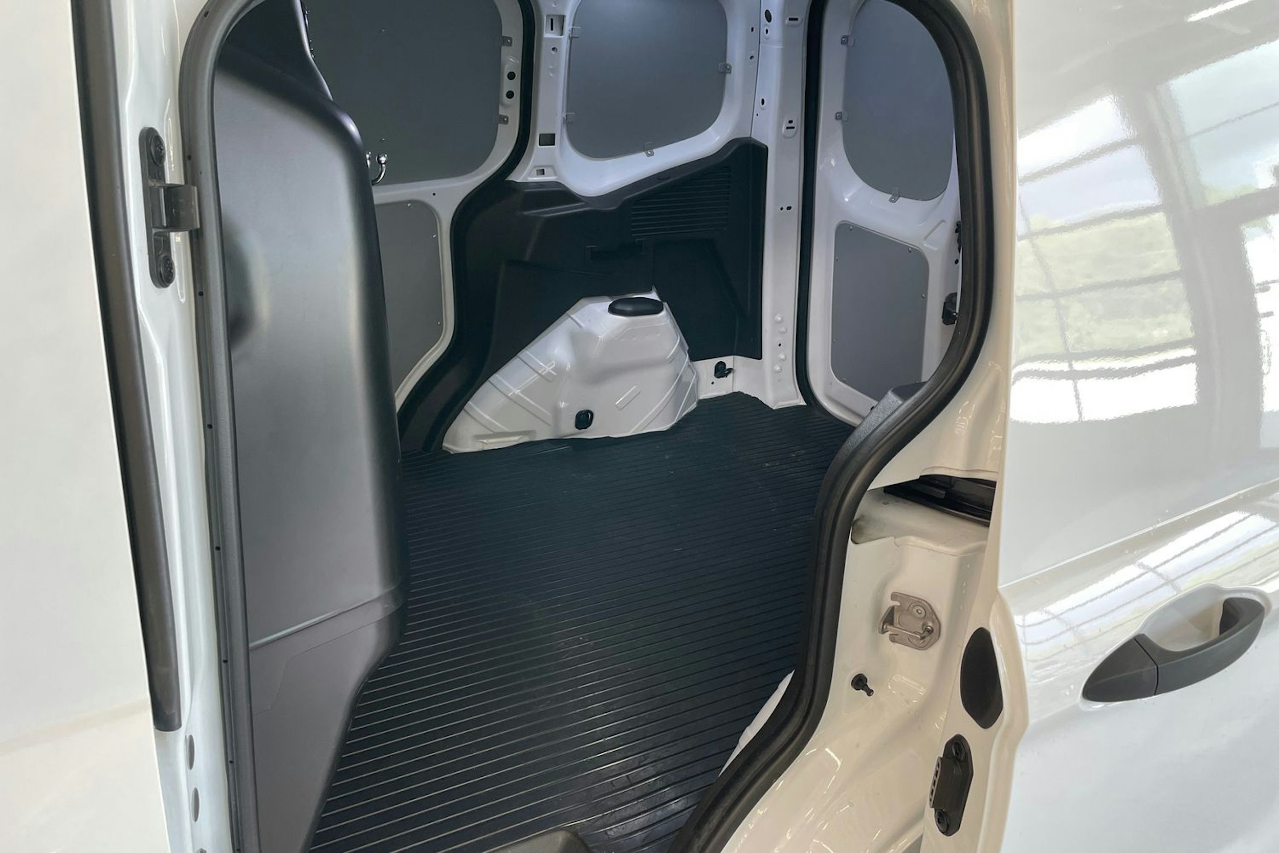 valkoinen Ford Transit Courier 2022 kuva 10.