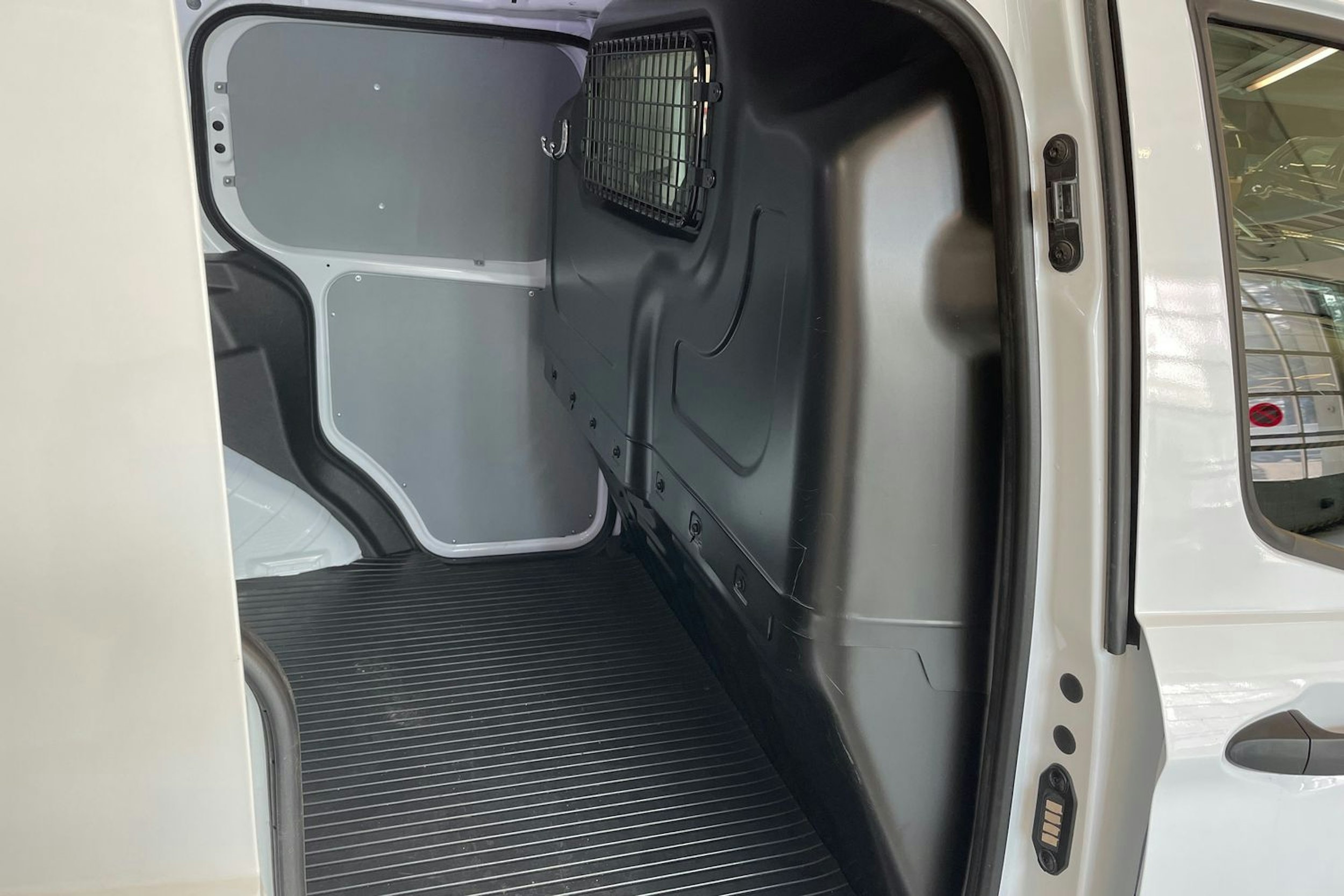 valkoinen Ford Transit Courier 2022 kuva 23.