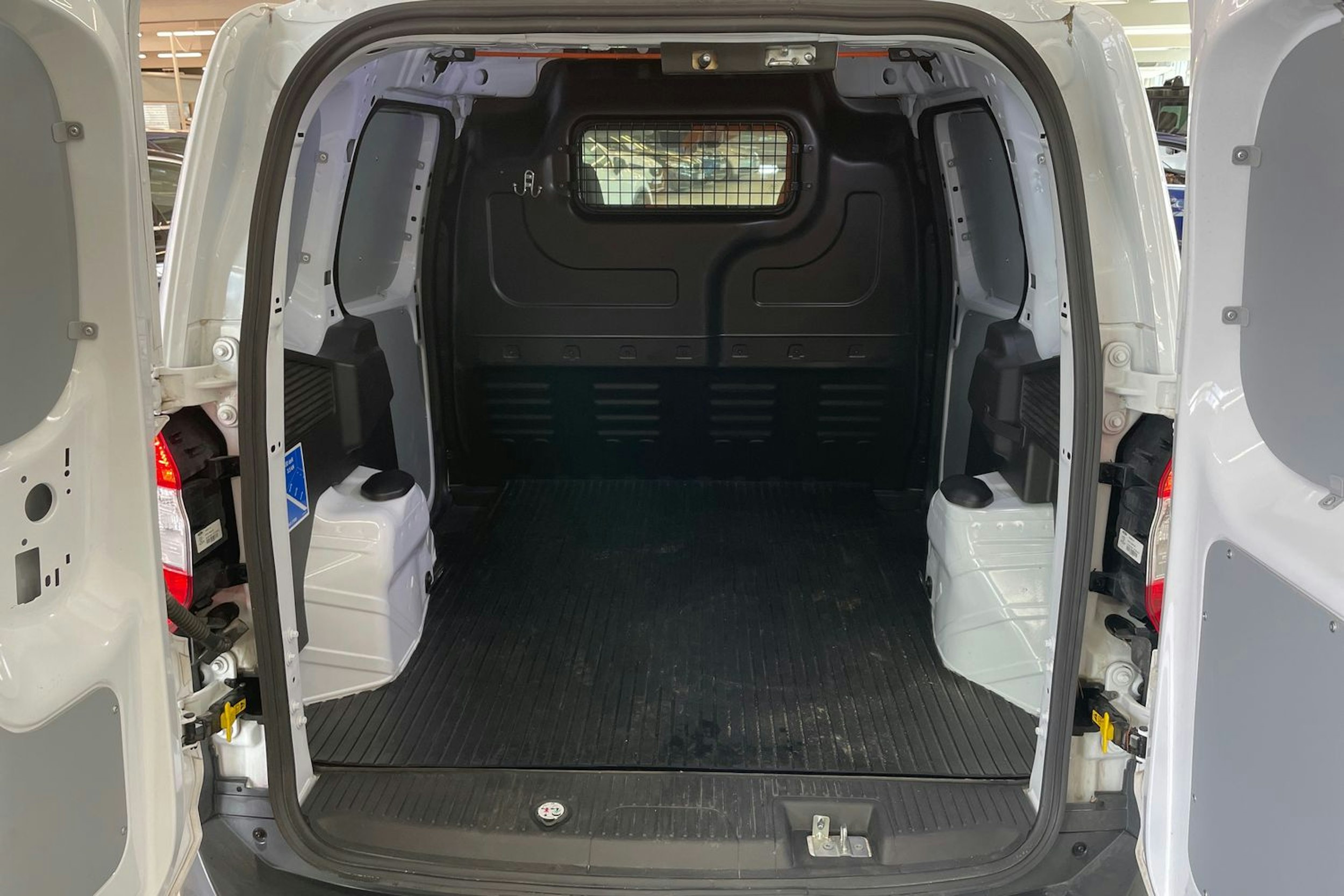 valkoinen Ford Transit Courier 2022 kuva 24.