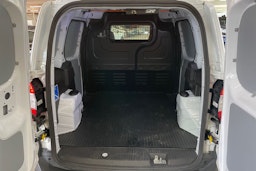 valkoinen Ford Transit Courier 2022 kuva 24.