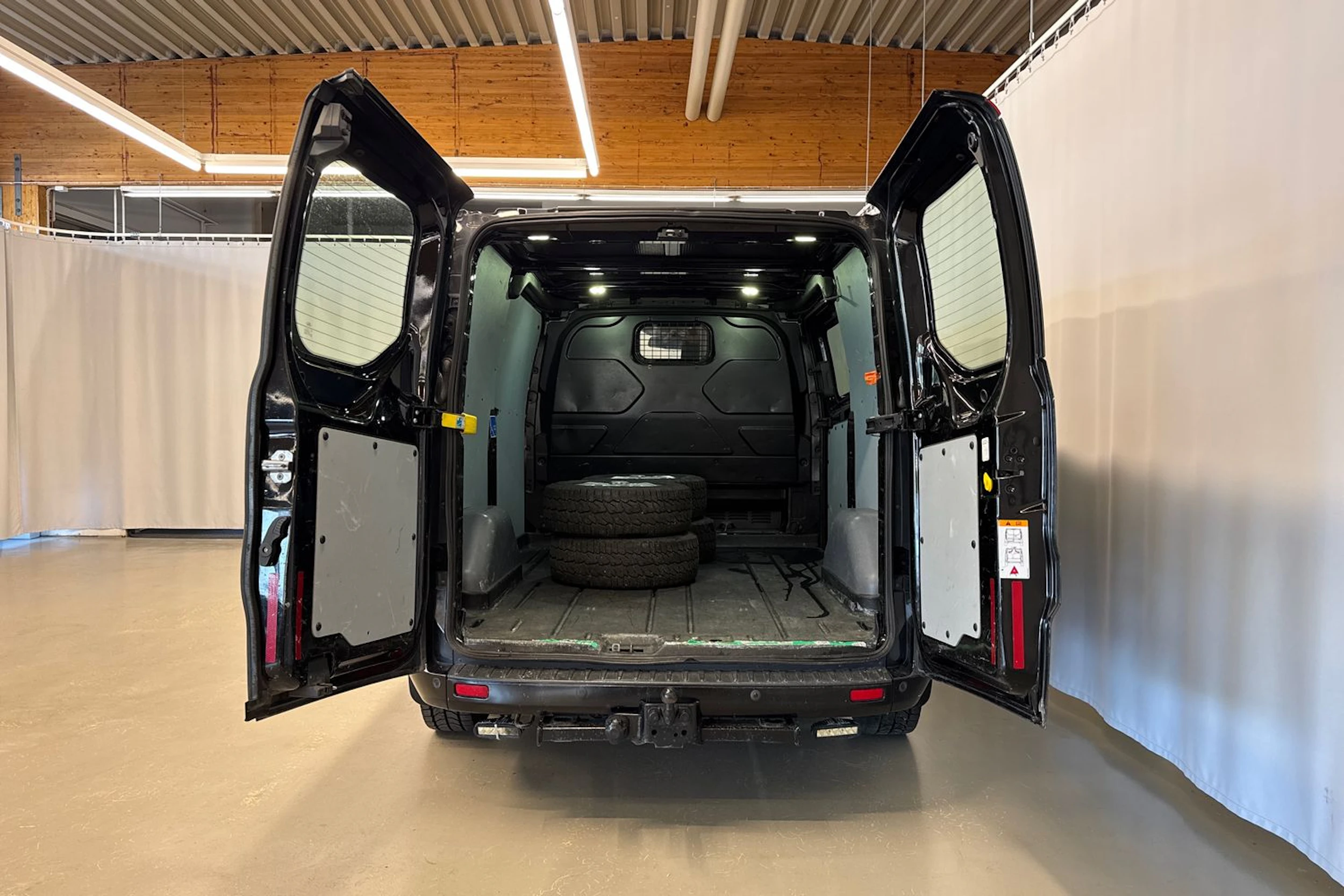 musta Ford Transit Custom 2013 kuva 29.