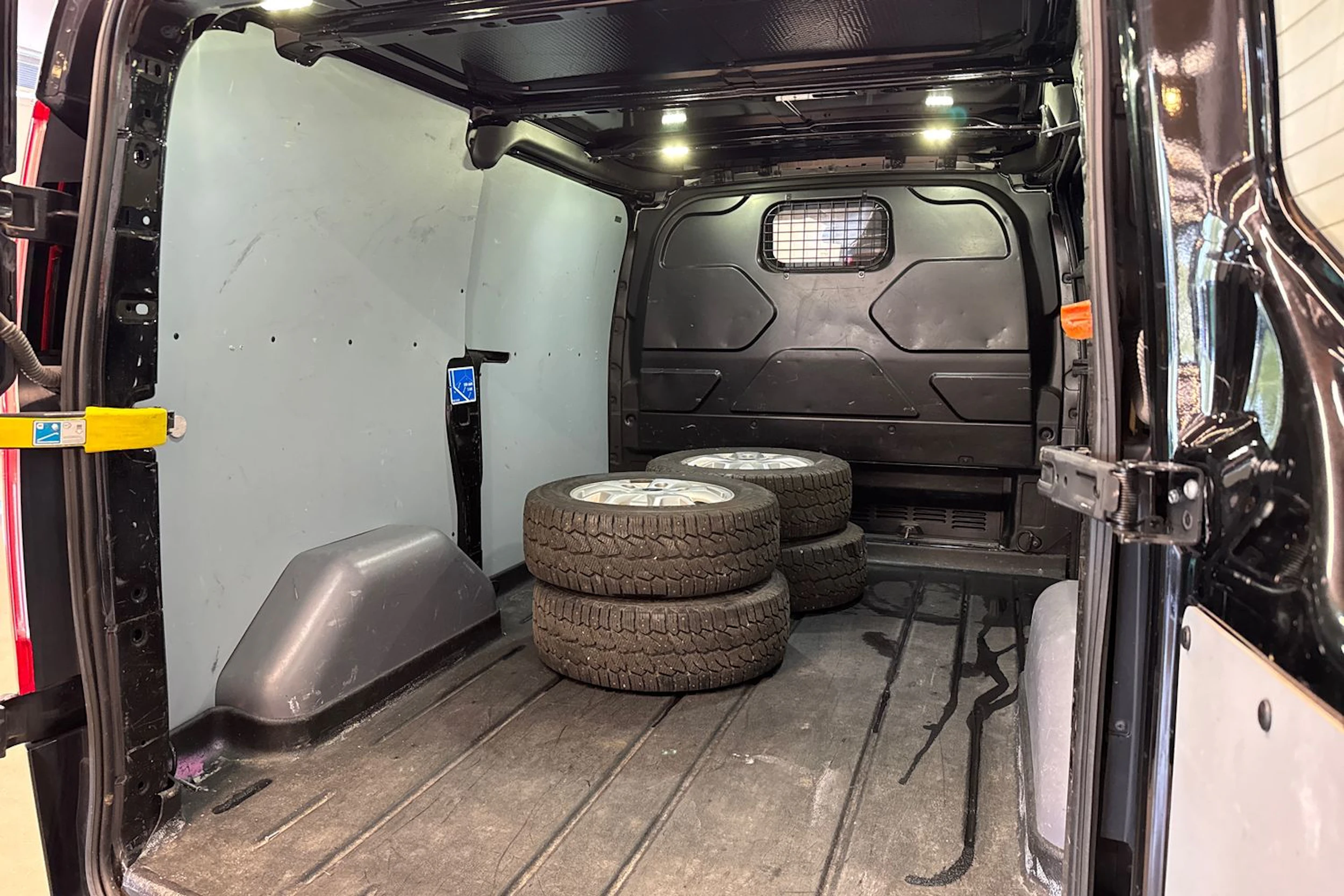 musta Ford Transit Custom 2013 kuva 30.