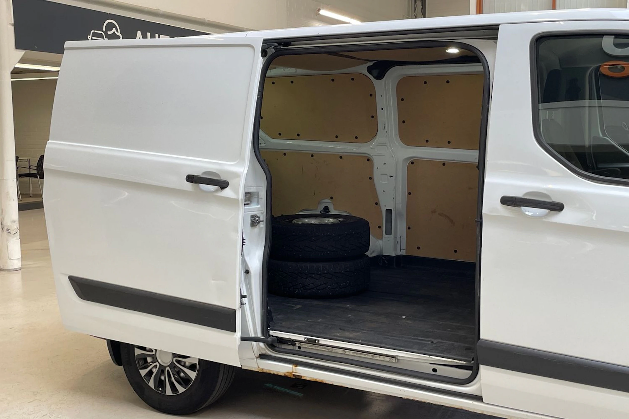 valkoinen Ford Transit Custom 2013 kuva 12.