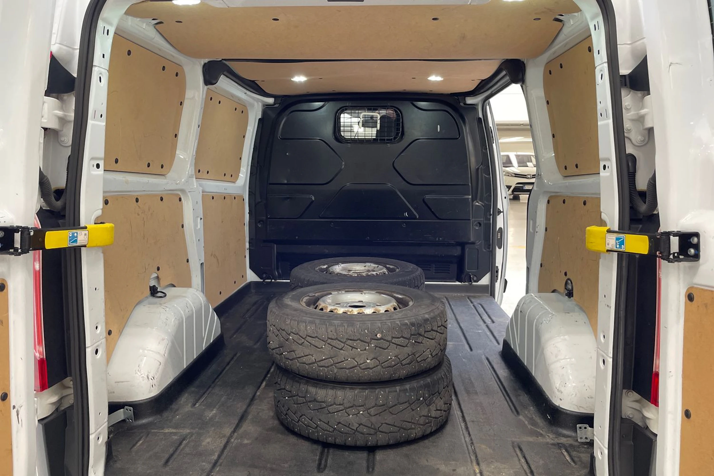 valkoinen Ford Transit Custom 2013 kuva 16.