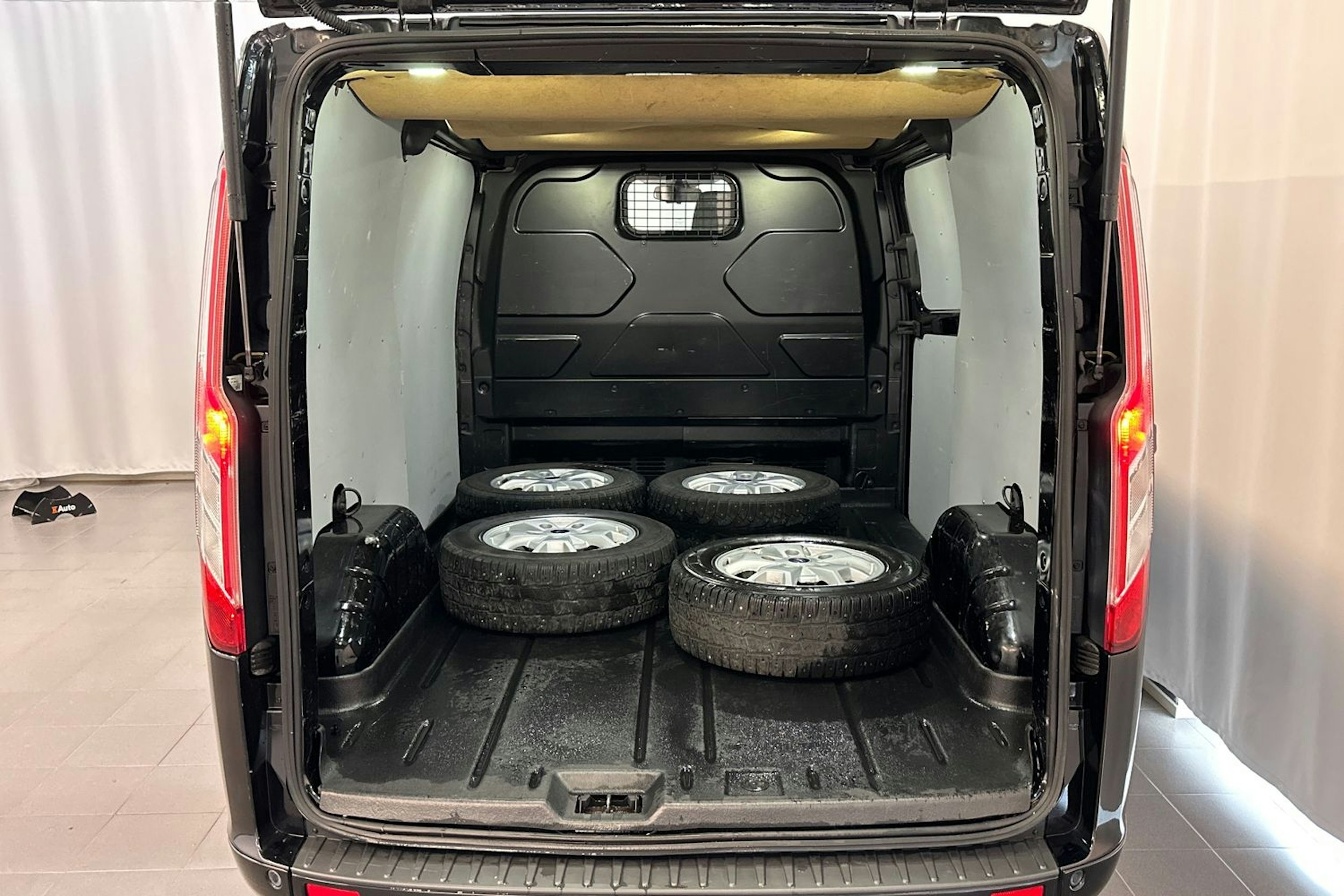 musta Ford Transit Custom 2013 kuva 13.