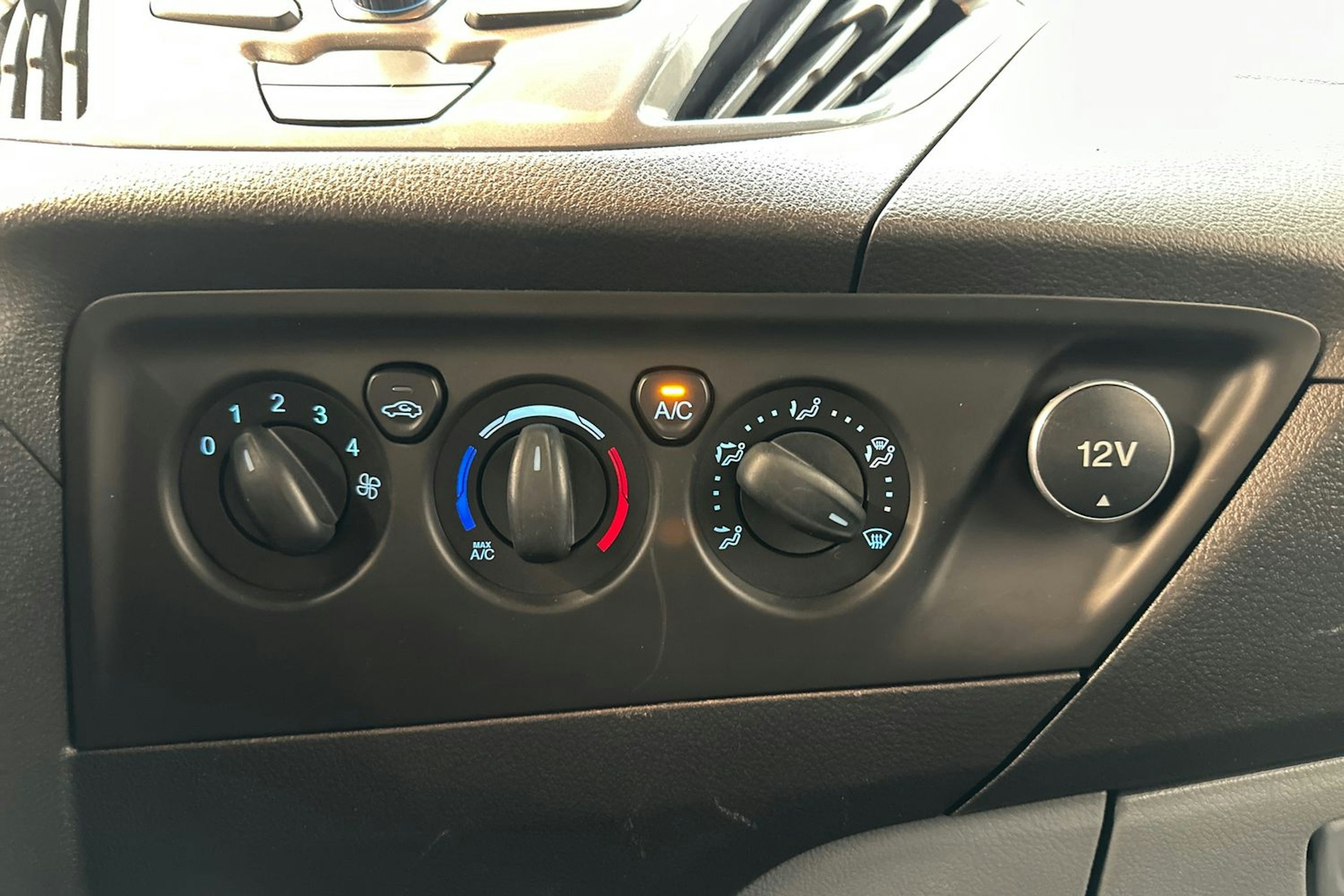 musta Ford Transit Custom 2013 kuva 22.
