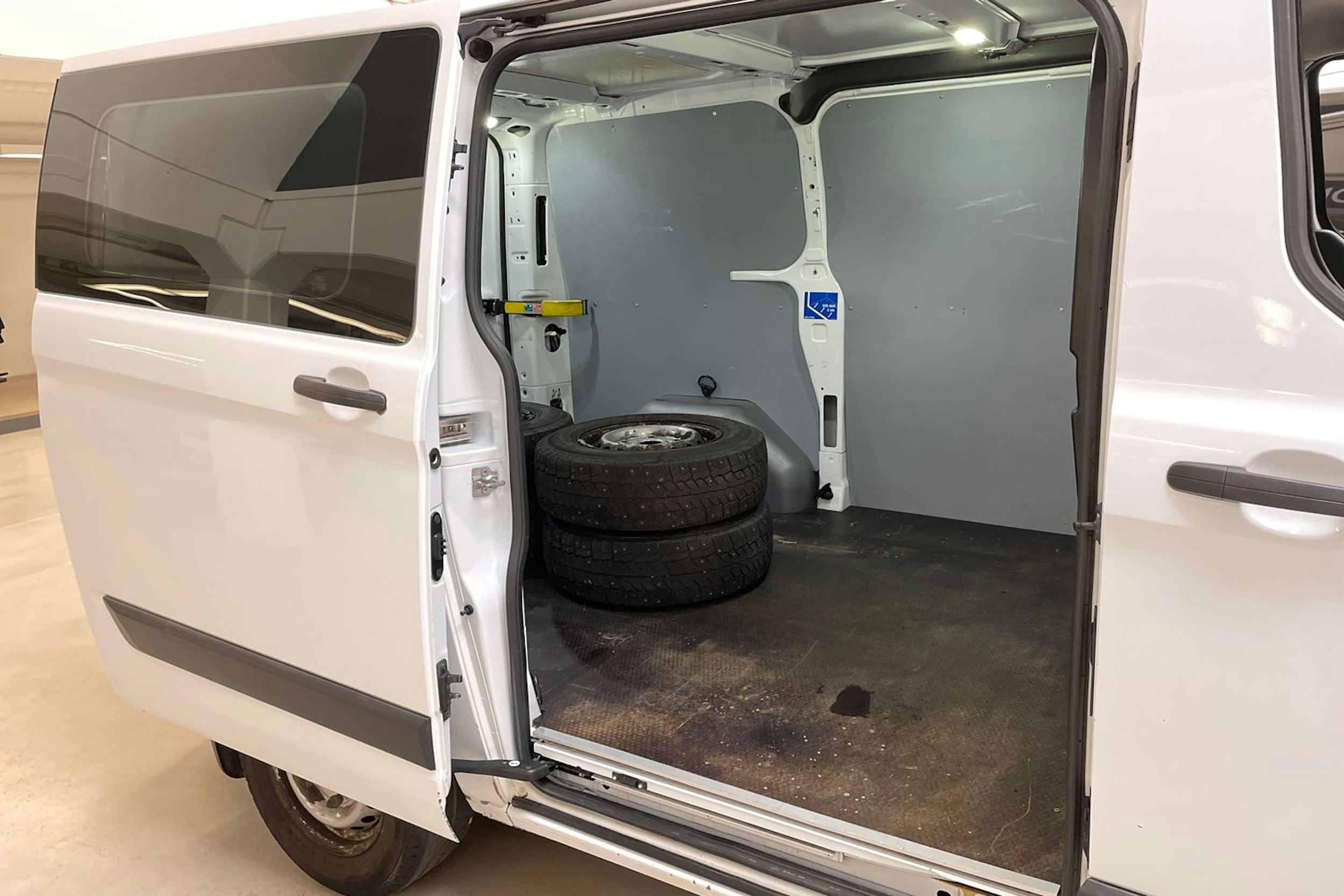 valkoinen Ford Transit Custom 2014 kuva 13.