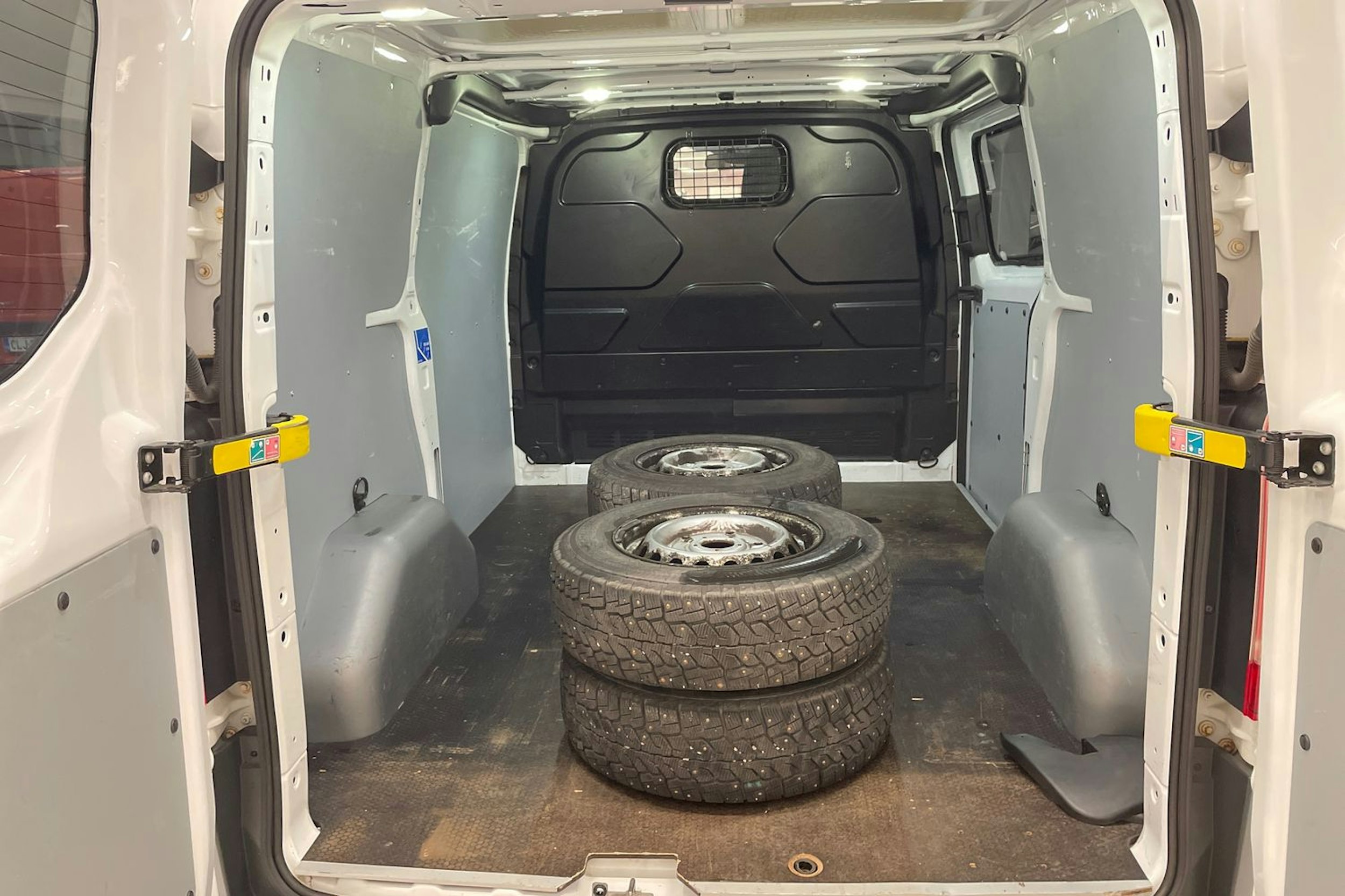 valkoinen Ford Transit Custom 2014 kuva 16.