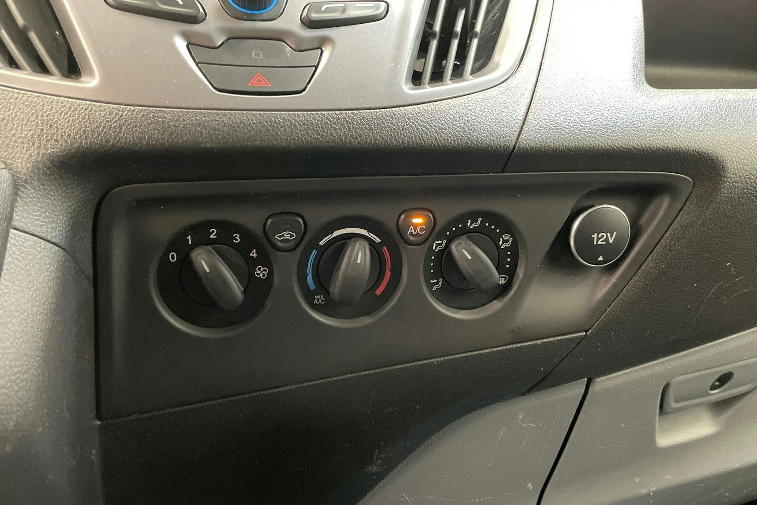 valkoinen Ford Transit Custom 2014 kuva 18.