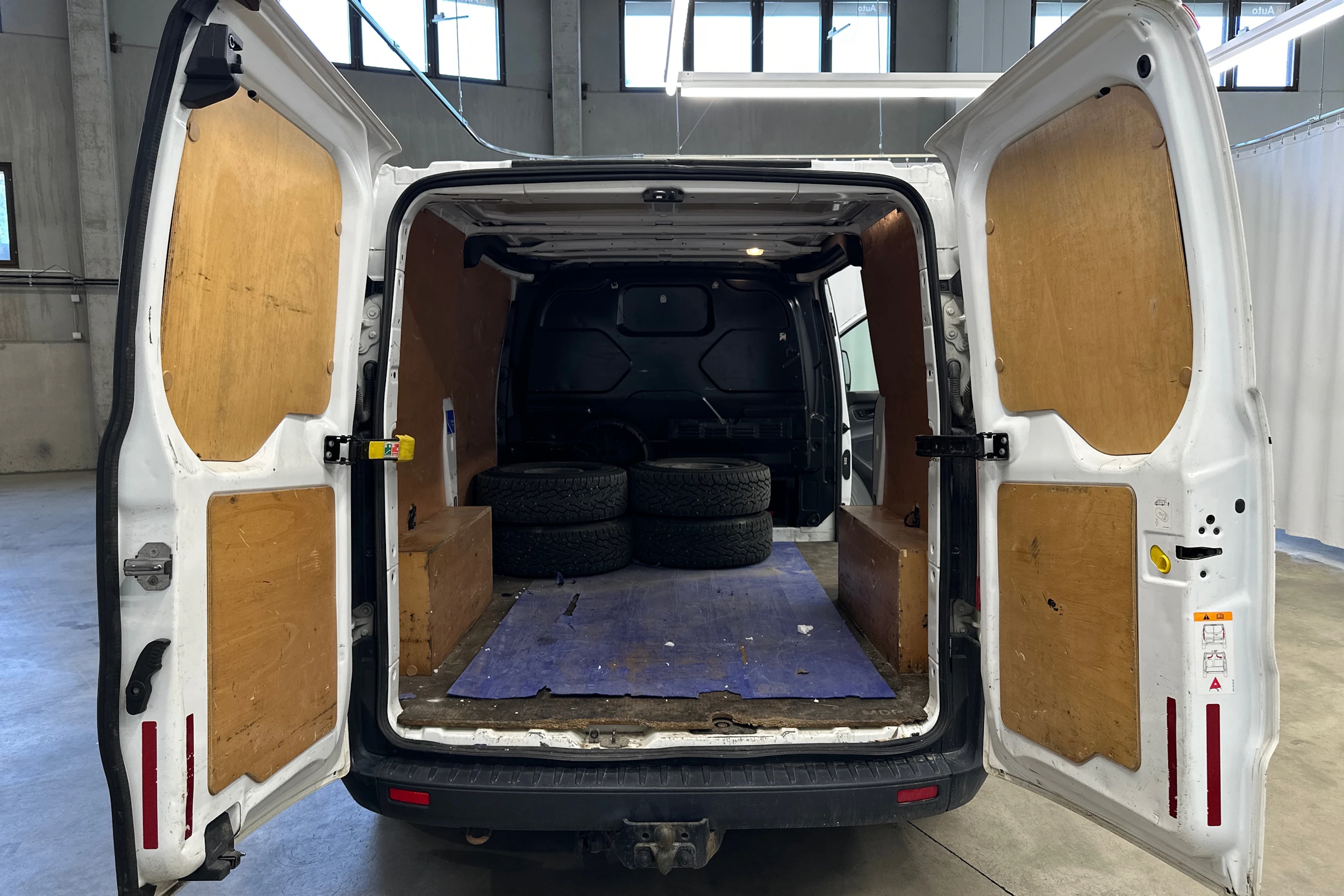 valkoinen Ford Transit Custom 2014 kuva 16.