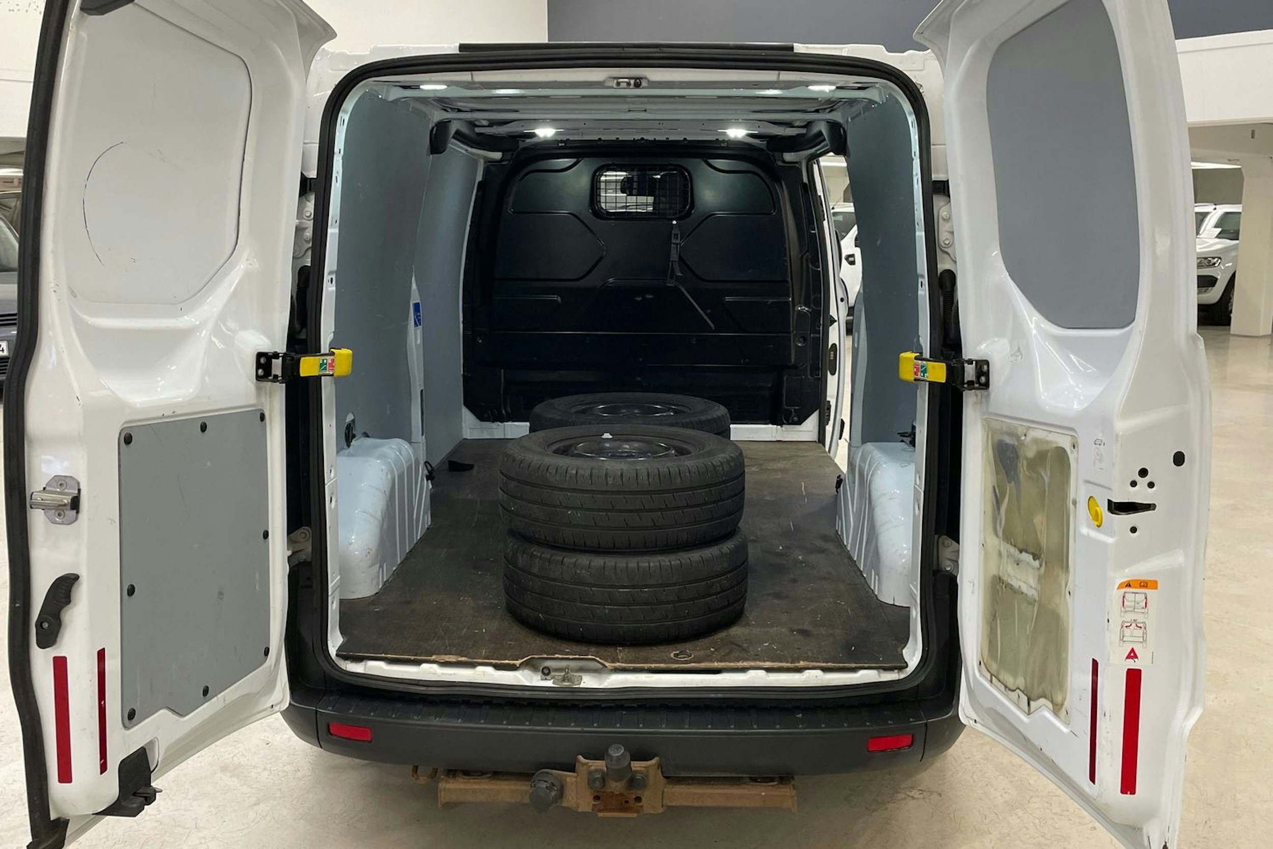 valkoinen Ford Transit Custom 2014 kuva 11.