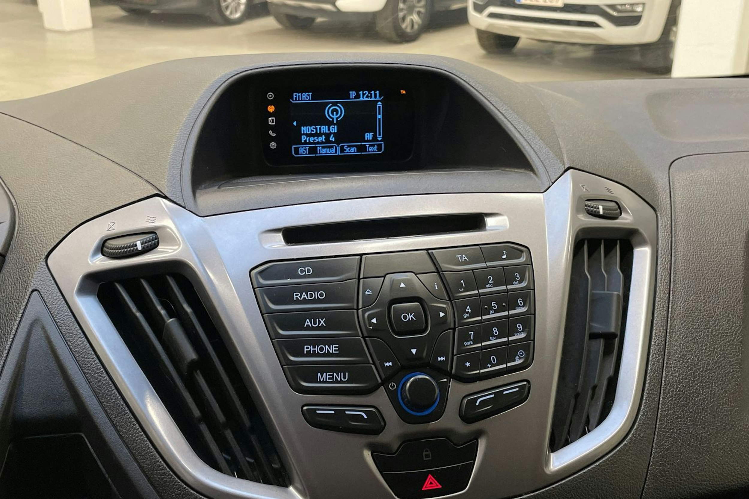 valkoinen Ford Transit Custom 2014 kuva 17.