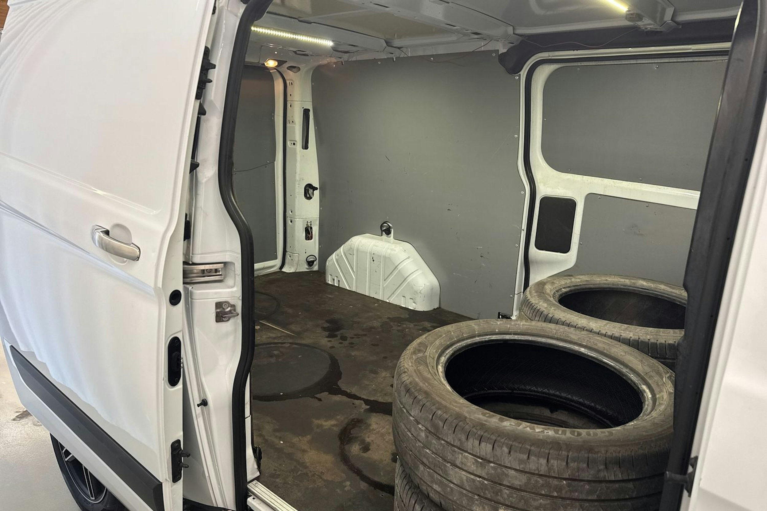 valkoinen Ford Transit Custom 2014 kuva 22.