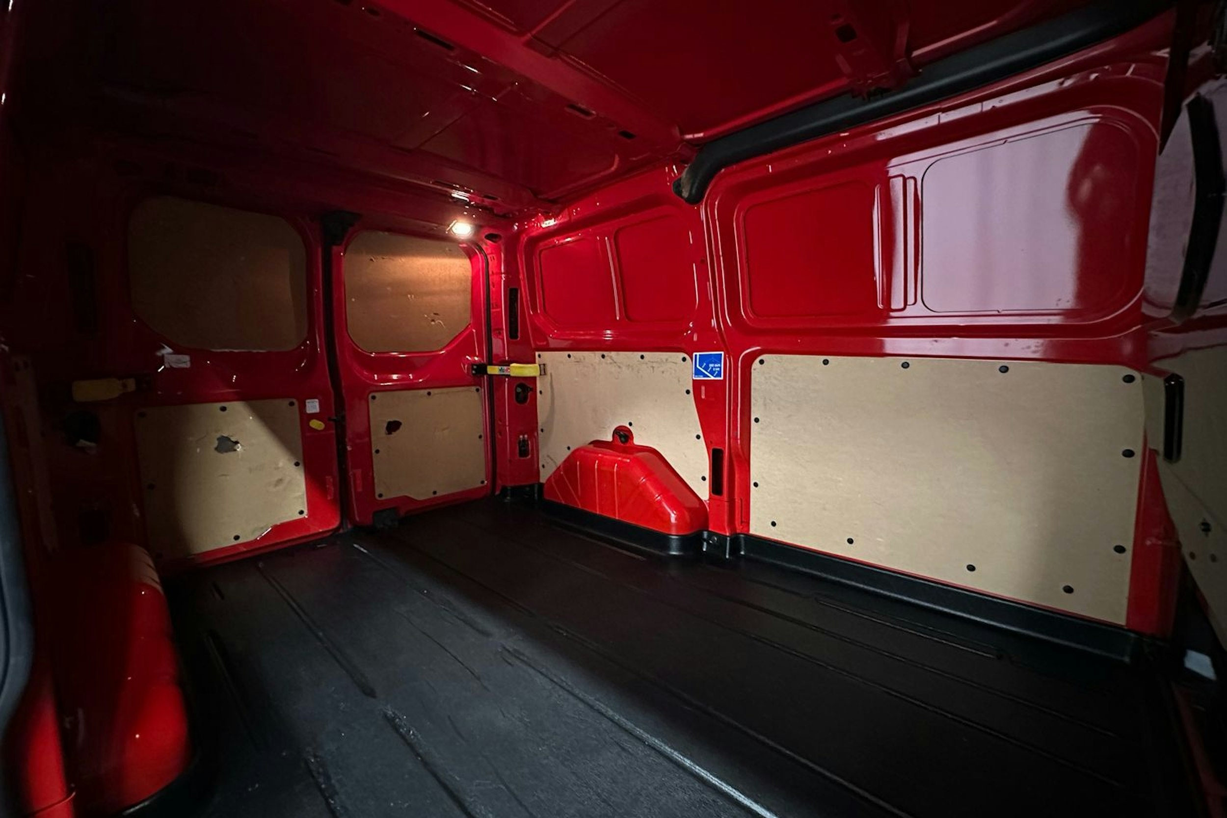 punainen Ford Transit Custom 2015 kuva 10.
