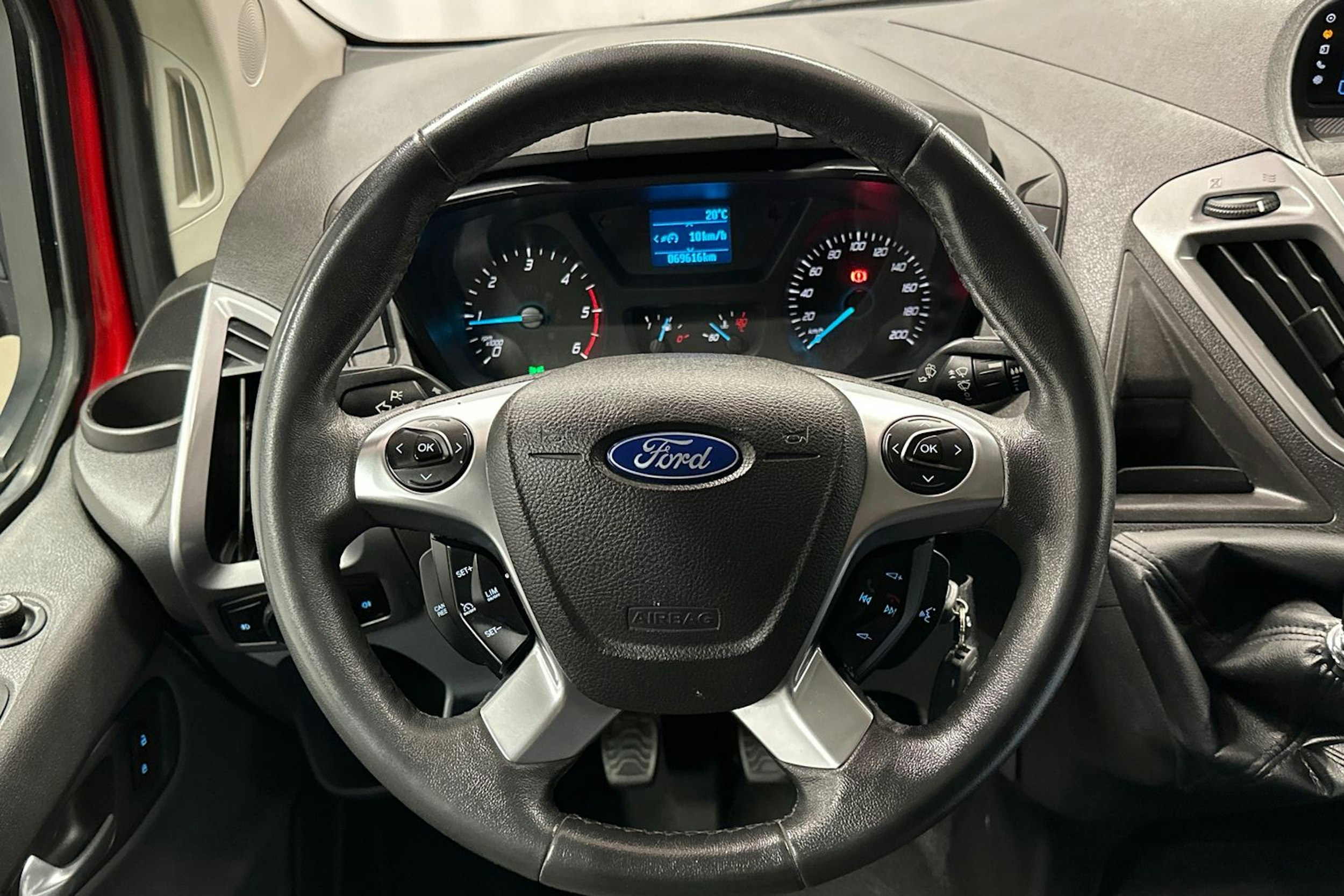 punainen Ford Transit Custom 2015 kuva 13.