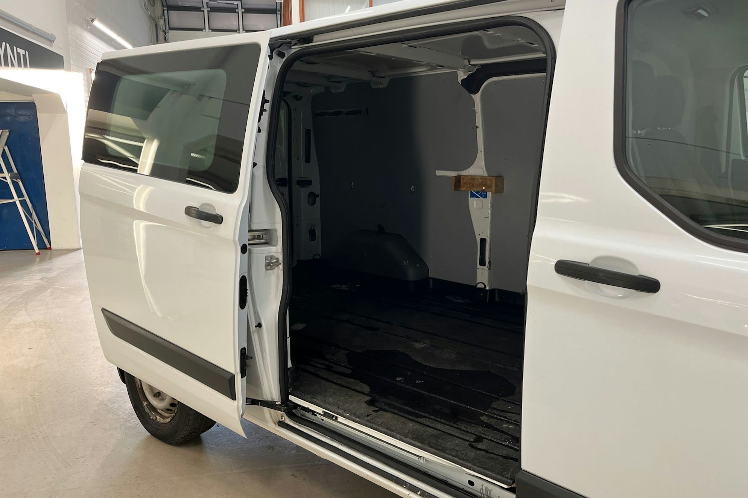 valkoinen Ford Transit Custom 2015 kuva 11.