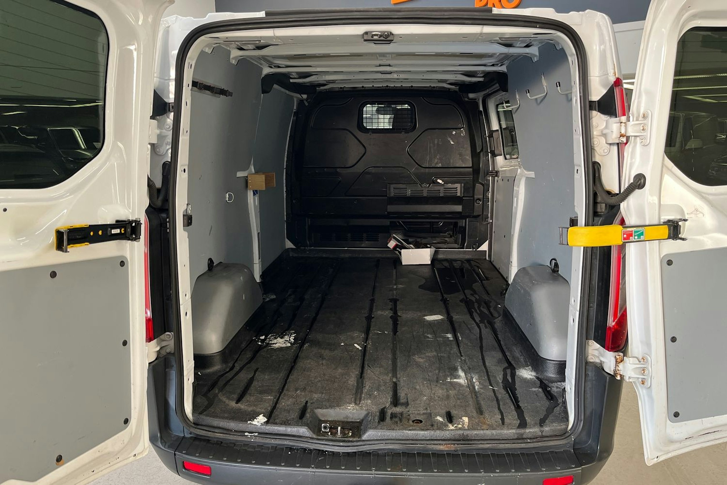 valkoinen Ford Transit Custom 2015 kuva 13.