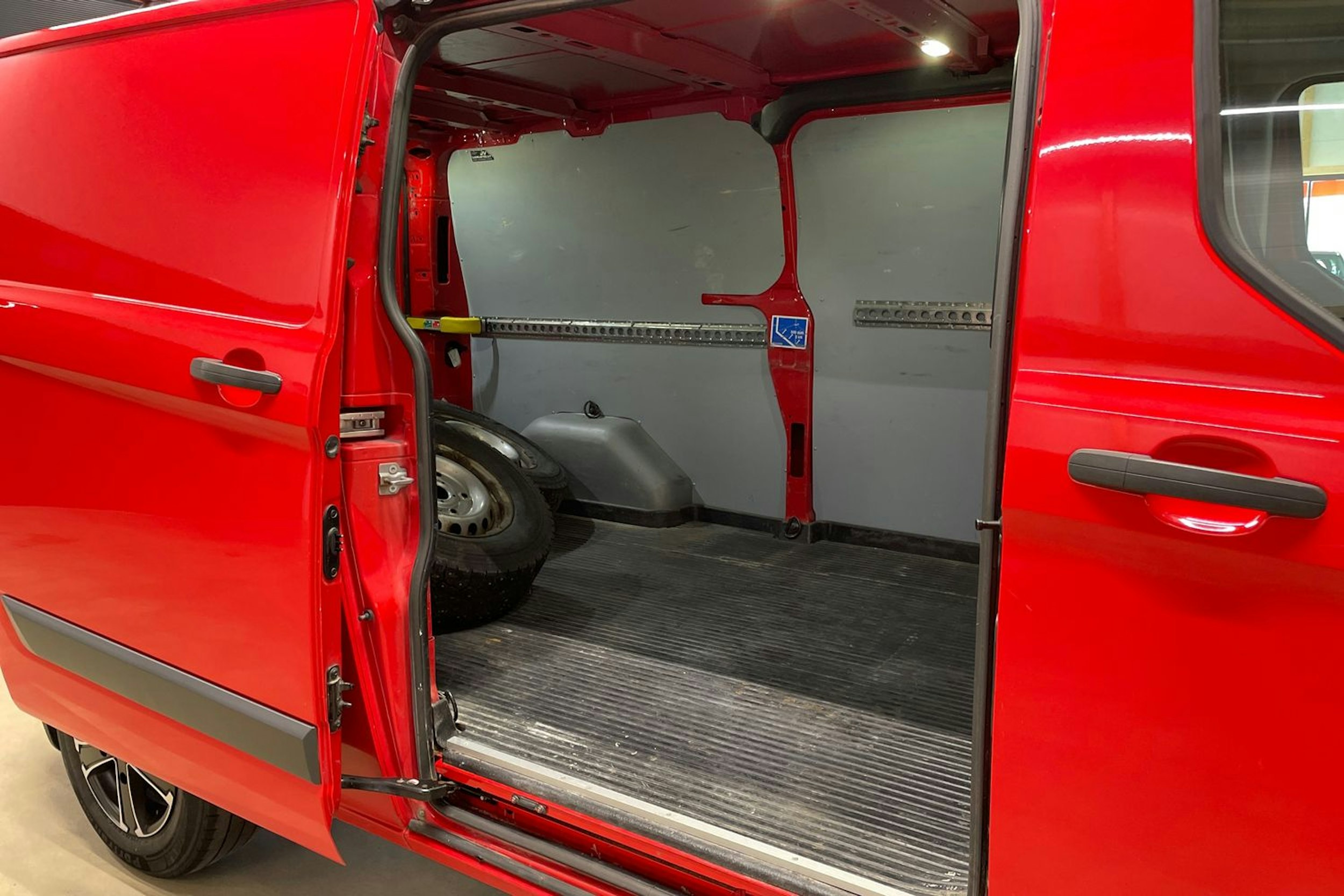 punainen Ford Transit Custom 2016 kuva 13.